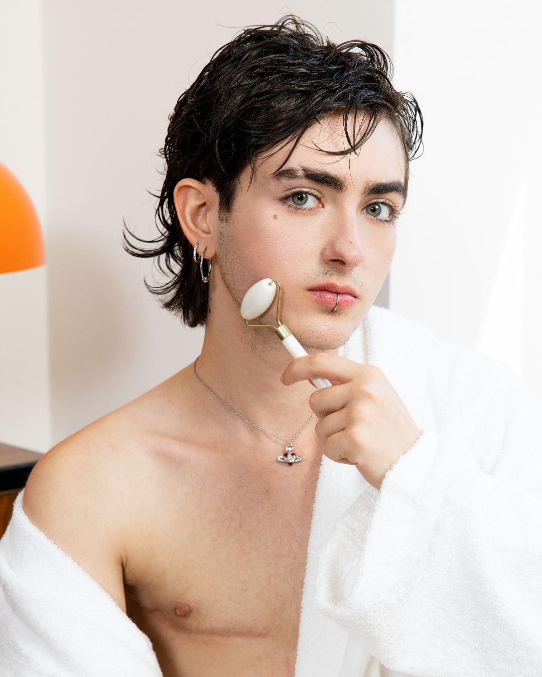 Have you ever thought about the specific skin problems of a trans person? Dora skincare, an inclusive Italian brand, has done it all right
