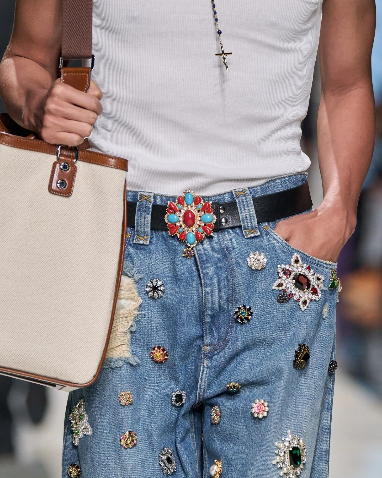 Quanto è creativo il vostro denim? Nell'ultima stagione, i brand di lusso hanno deciso di decorare tutti i jeans