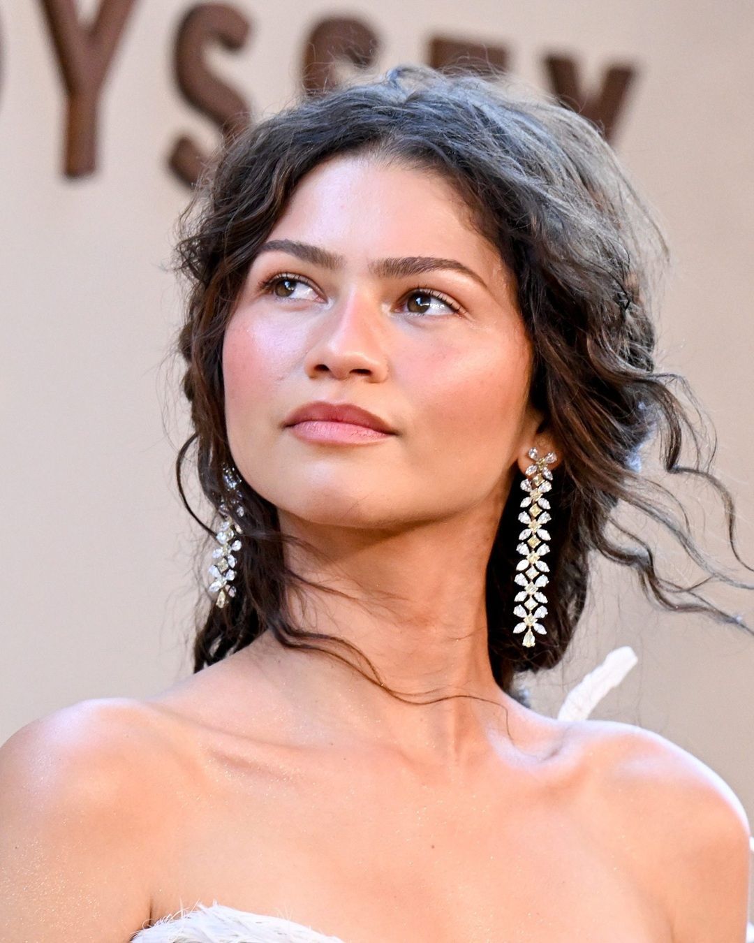 Das Sommer-Make-up: leichte Grundierung, gezielter Rouge-Einsatz und (fast) keine Wimperntusche Beim „Barely-There“-Make-up liegt der Fokus auf dem Teint, den Wangen und den Lippen