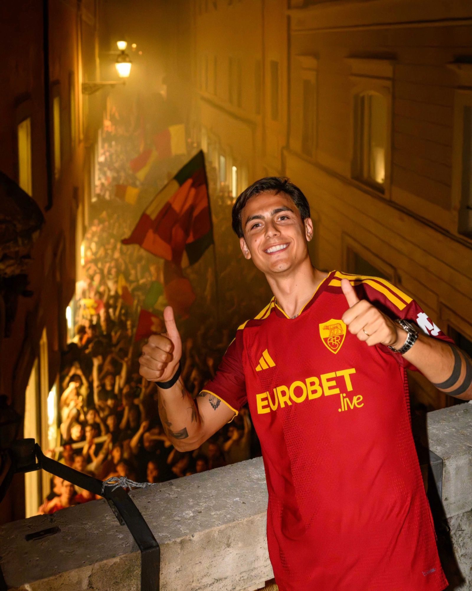 Sul kit dell'AS Roma torna lo stemma storico La stagione 2026/27 inizia nel verso giusto per i giallorossi