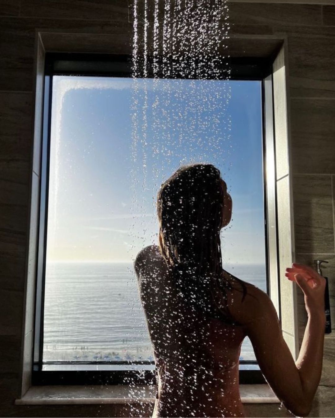 Hast du jemals darüber nachgedacht, im Dunkeln zu duschen? Alles rund um die dunkle Dusche: eine neue Art zu entspannen