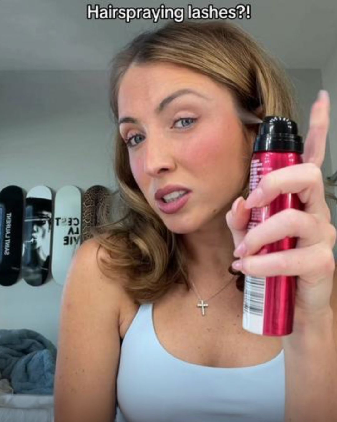Su TikTok le persone utilizzano la lacca al posto del mascara Genio e sregolatezza