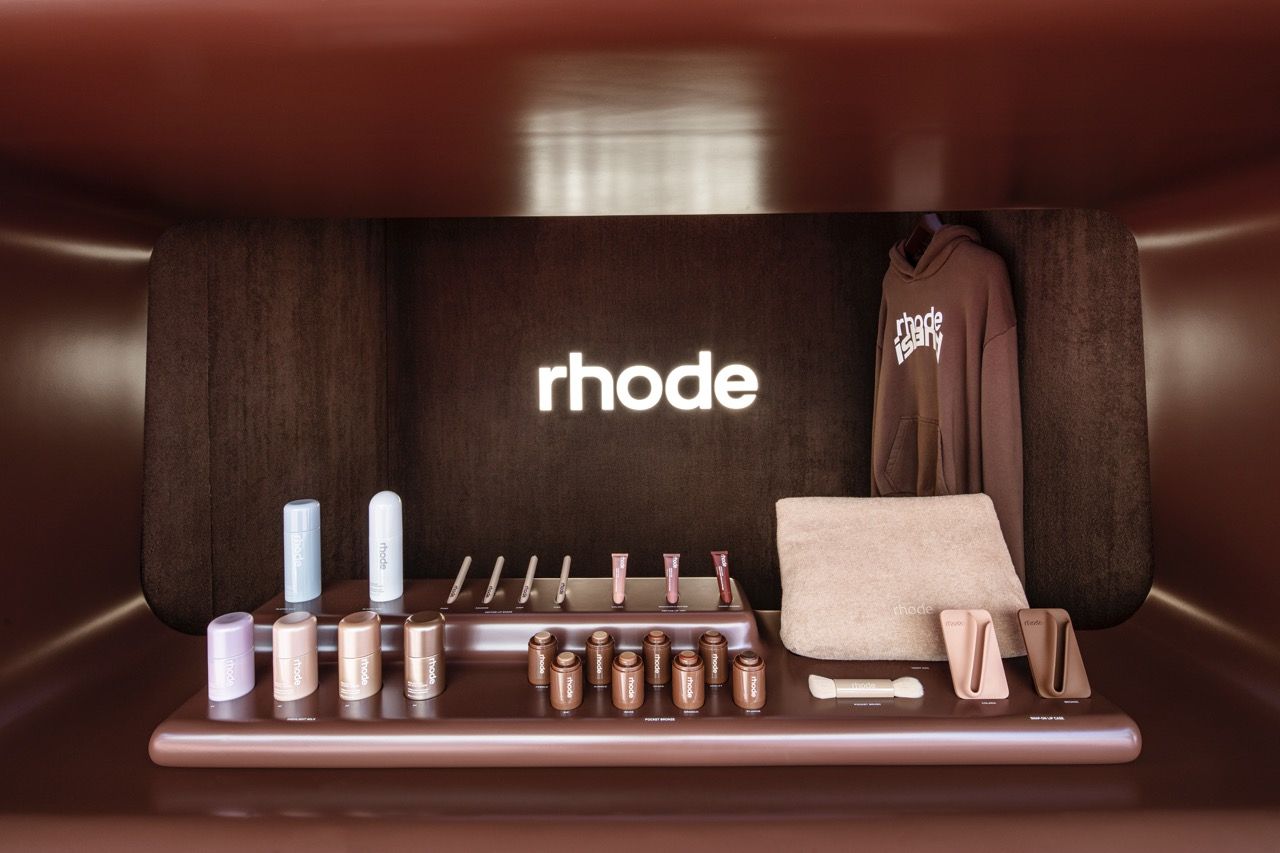 Rhode arrives on the Amalfi Coast Hailey Bieber's summer pop up stops in Minori | Image 628858
