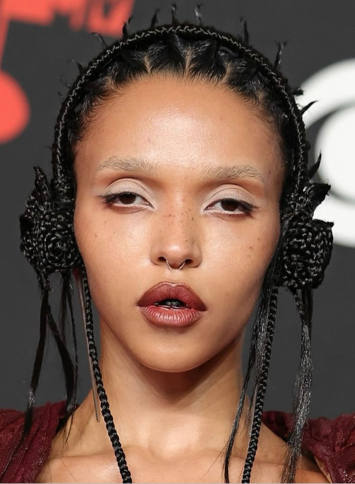 “I don't look at other hair styles, I like to combine different elements” Interview with Louis Souvestre, FKA twigs hair stylist | Image 629352
