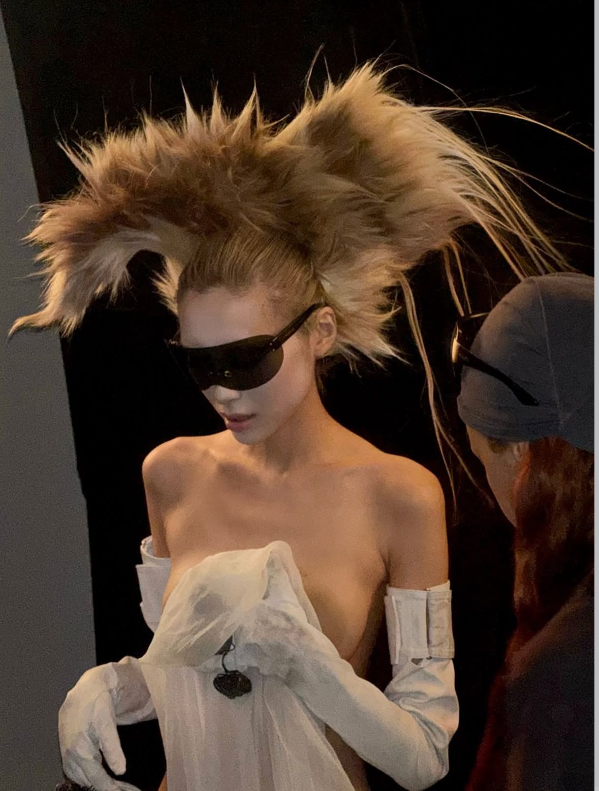 “I don't look at other hair styles, I like to combine different elements” Interview with Louis Souvestre, FKA twigs hair stylist | Image 629350