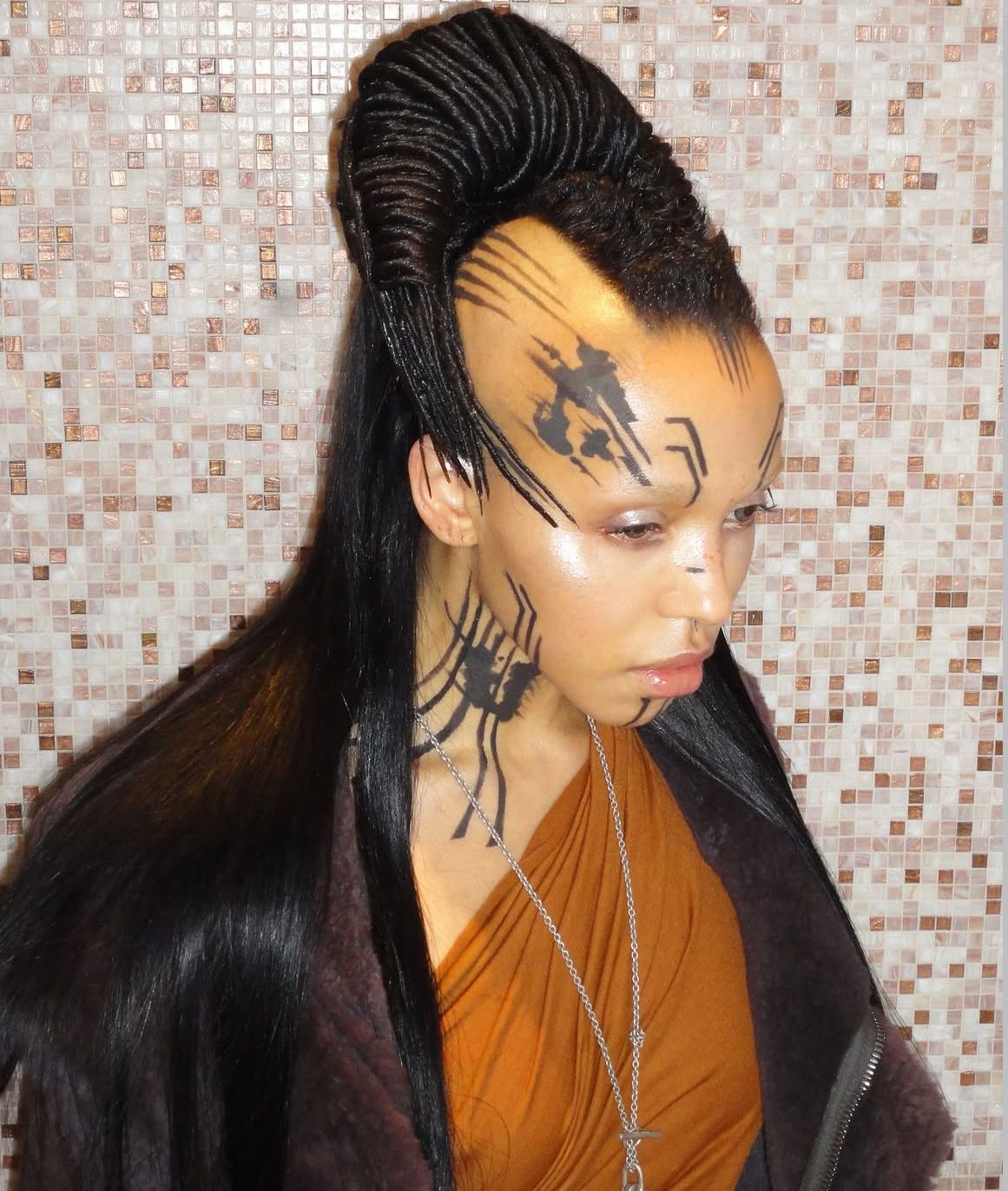 “I don't look at other hair styles, I like to combine different elements” Interview with Louis Souvestre, FKA twigs hair stylist | Image 629348
