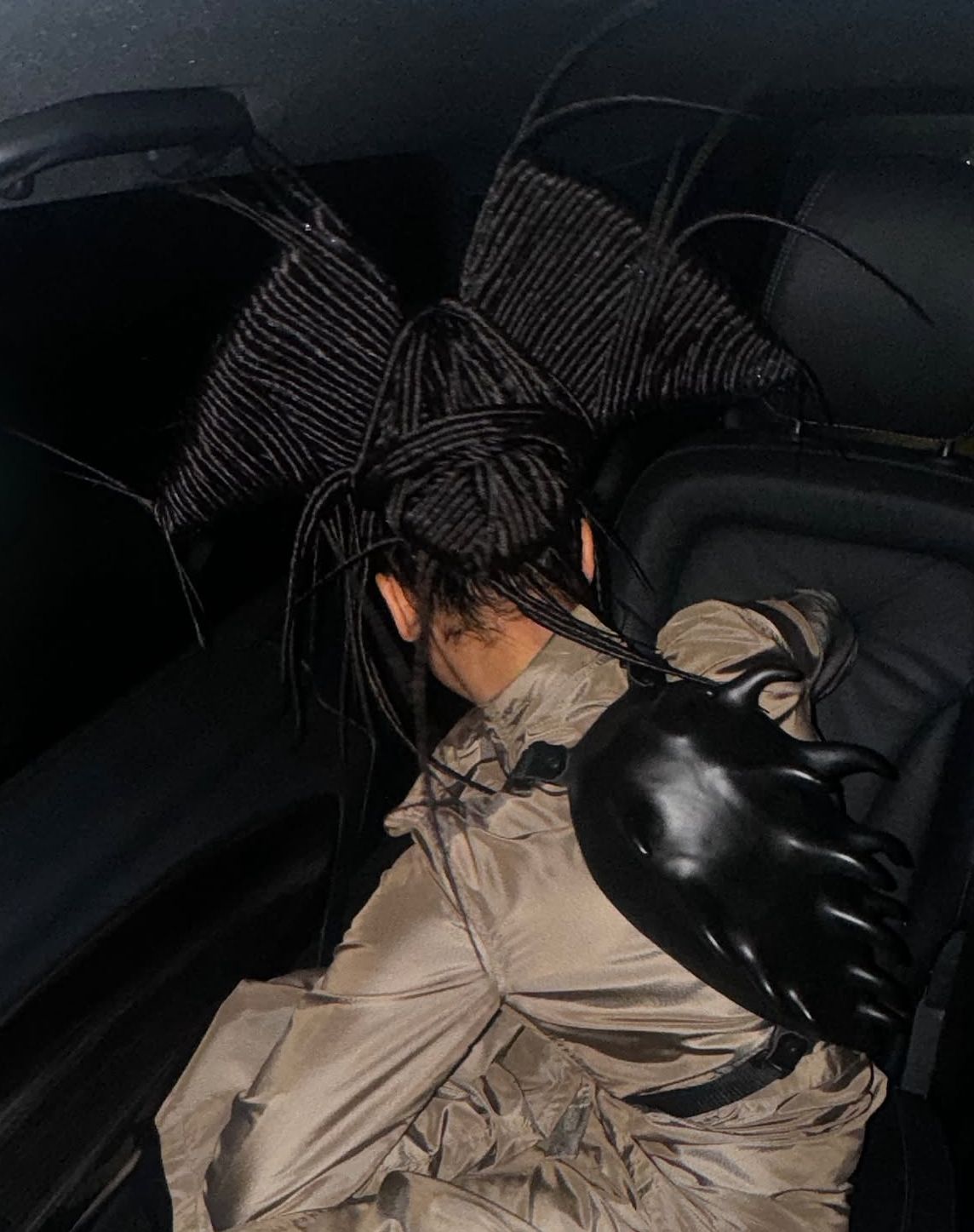 “I don't look at other hair styles, I like to combine different elements” Interview with Louis Souvestre, FKA twigs hair stylist | Image 629347