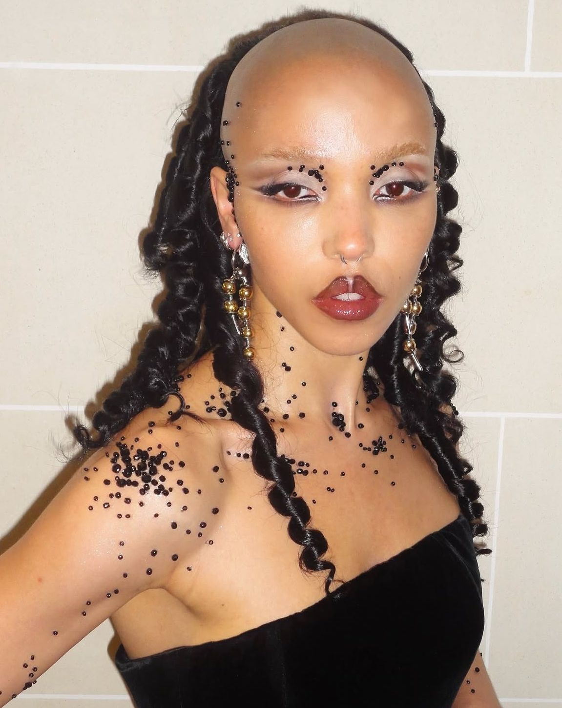 “I don't look at other hair styles, I like to combine different elements” Interview with Louis Souvestre, FKA twigs hair stylist | Image 629344