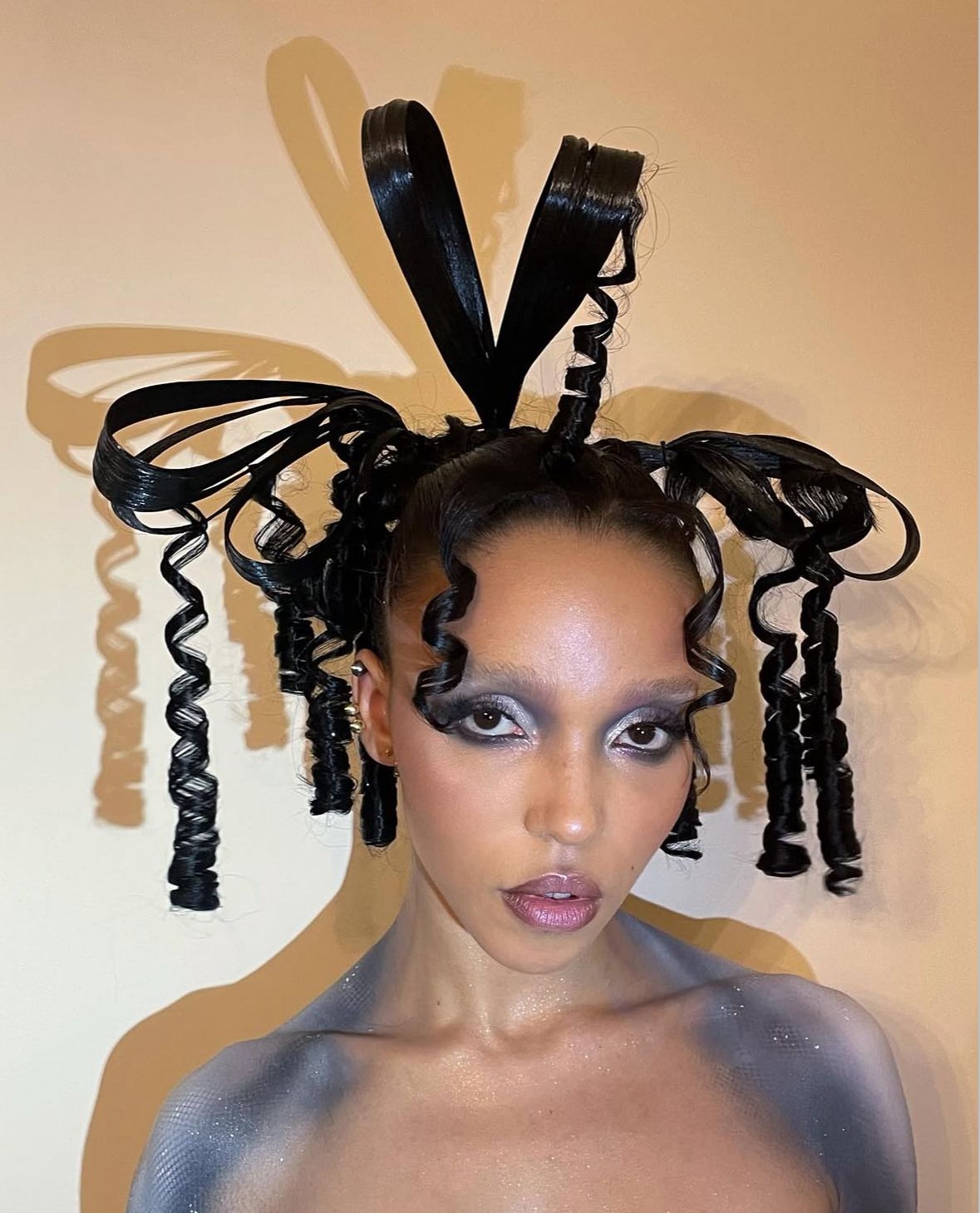 “I don't look at other hair styles, I like to combine different elements” Interview with Louis Souvestre, FKA twigs hair stylist | Image 629342