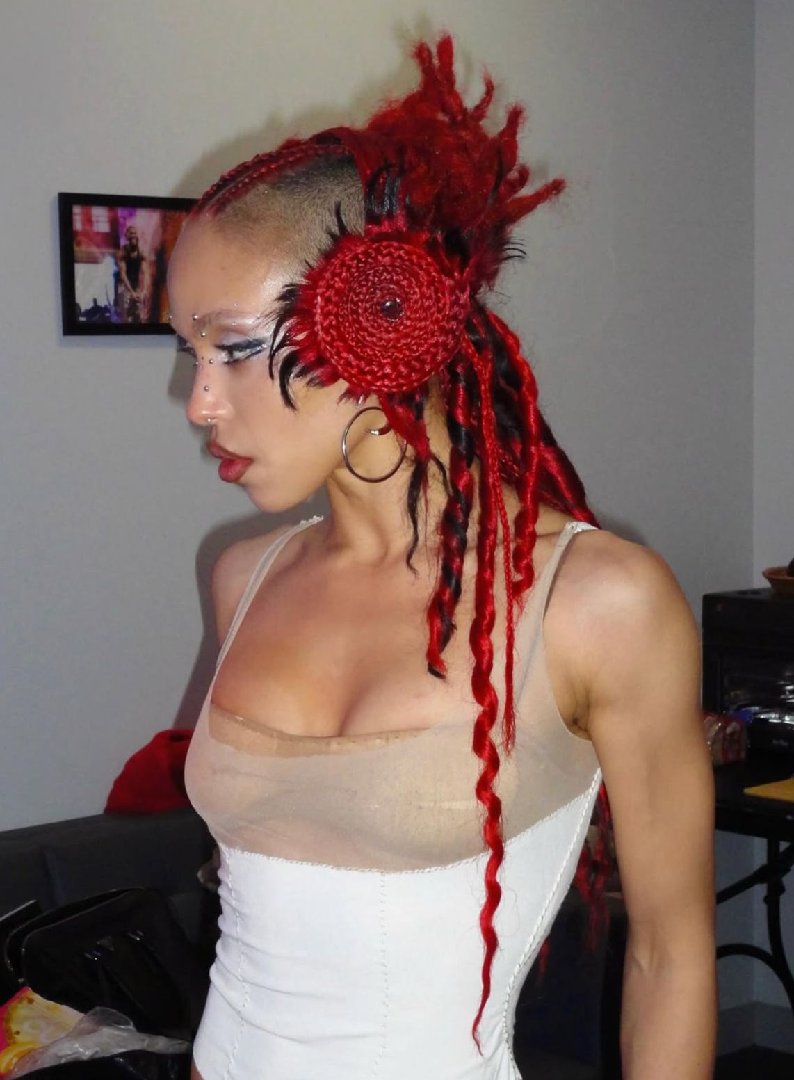 “I don't look at other hair styles, I like to combine different elements” Interview with Louis Souvestre, FKA twigs hair stylist | Image 629337