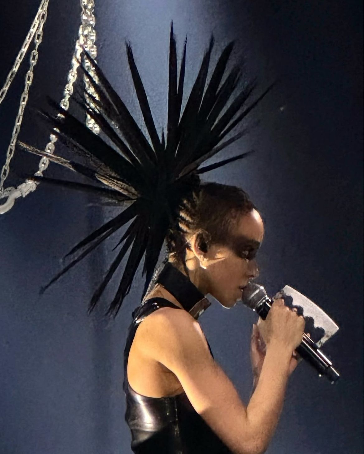 “I don't look at other hair styles, I like to combine different elements” Interview with Louis Souvestre, FKA twigs hair stylist | Image 629335