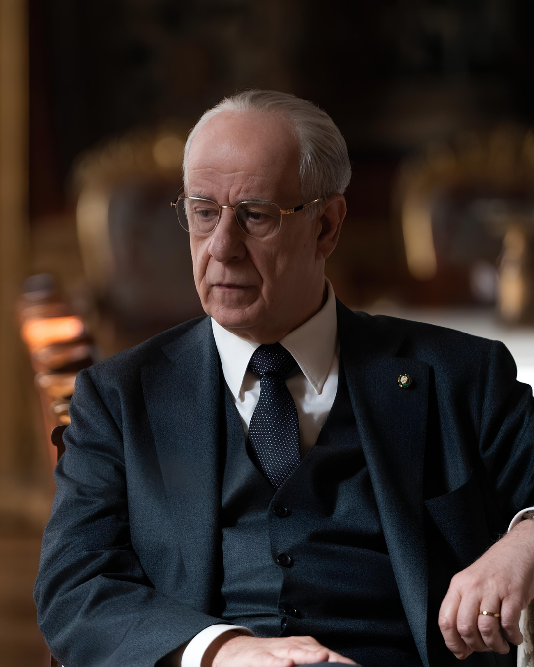 Come lo stile di Toni Servillo trasforma il costume in identità Tra sartoria italiana, decadenza e grande bellezza, il guardaroba dei personaggi di Toni Servillo