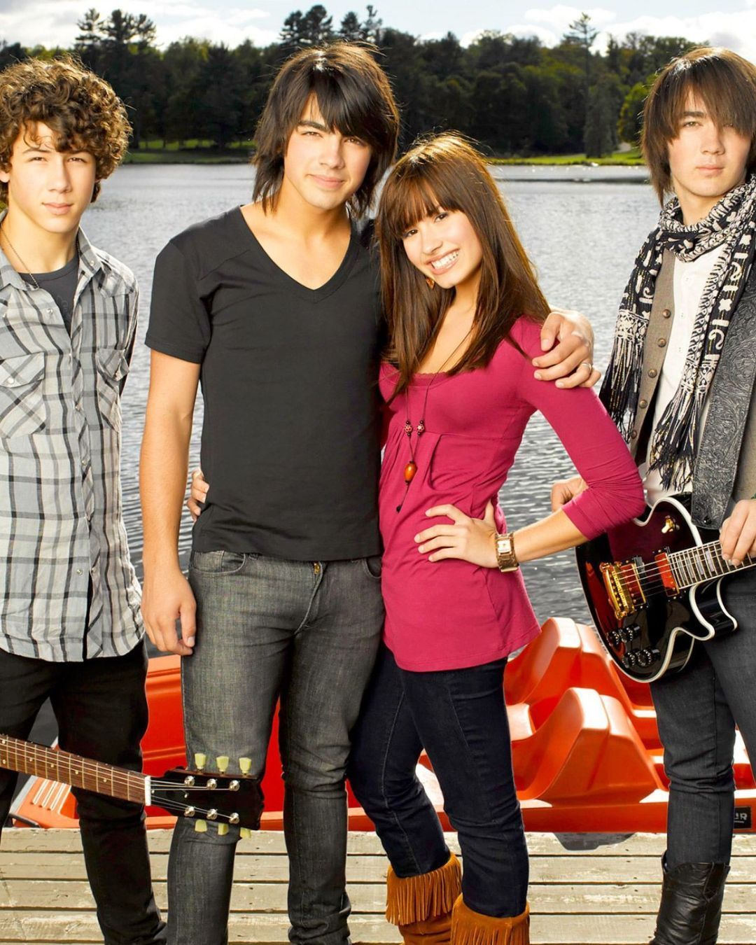 Camp Rock Core: Hier sind fünf Kleidungsstücke und Accessoires, die man für einen Y2K-Throwback wiederentdecken sollte Gerade noch rechtzeitig zum Erscheinen des dritten Teils der Saga (mehr oder weniger)