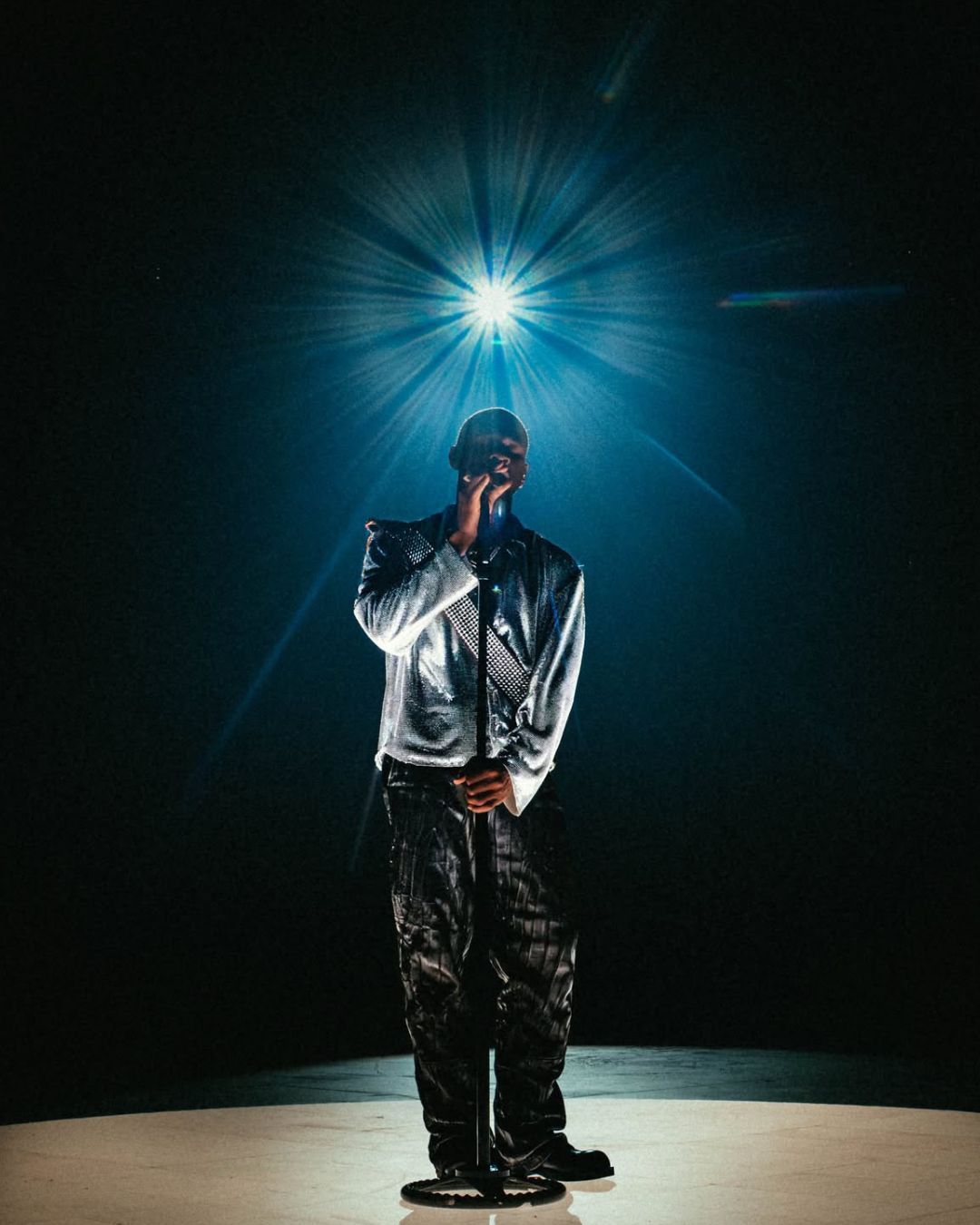 Usher invita una fan sul palco, ma non ha ancora imparato cosa vuol dire consenso Il video virale riaccende il dibattito
