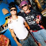 Cosa è successo al party per il settimo anniversario di TwoJeys a Ibiza Il cult brand della Gen Z spagnola ha portato al Pikes una squadra di celebrità