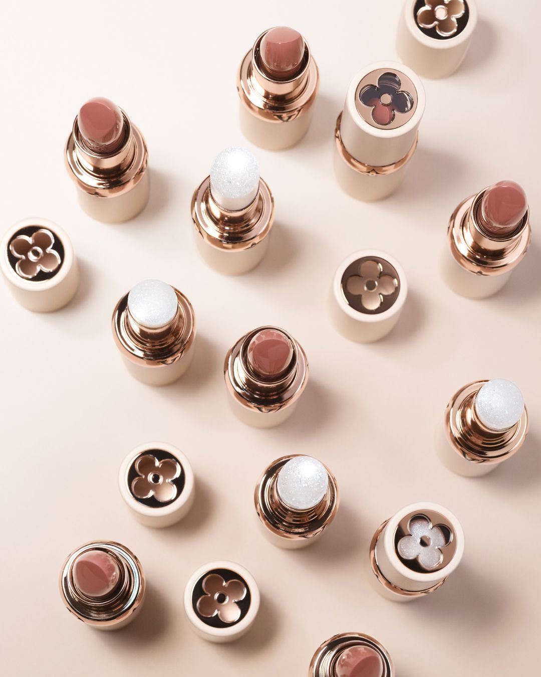 Die Beauté Louis Vuitton: Die erste von Nicolas Ghesquière und Pat McGrath signierte Kollektion Das Modehaus feiert 130 Jahre Monogram mit einer exklusiven Make-up-Linie zwischen Stärke, Leichtigkeit und Kühnheit