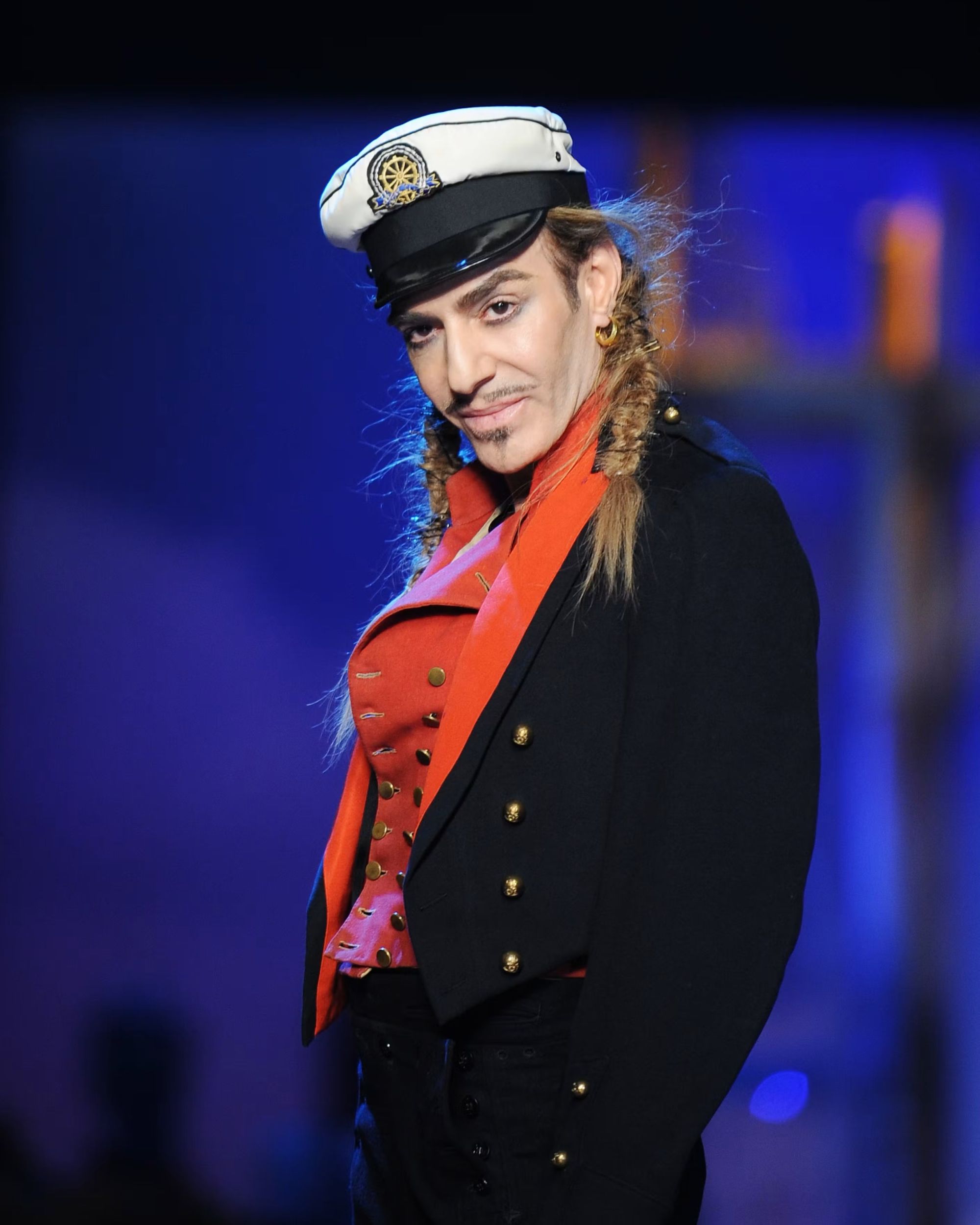 Qui sort gagnant de l'annulation du Met Gala de John Galliano ? Les pressions sur le créateur ont été nombreuses, mais il est aujourd'hui plus populaire que jamais