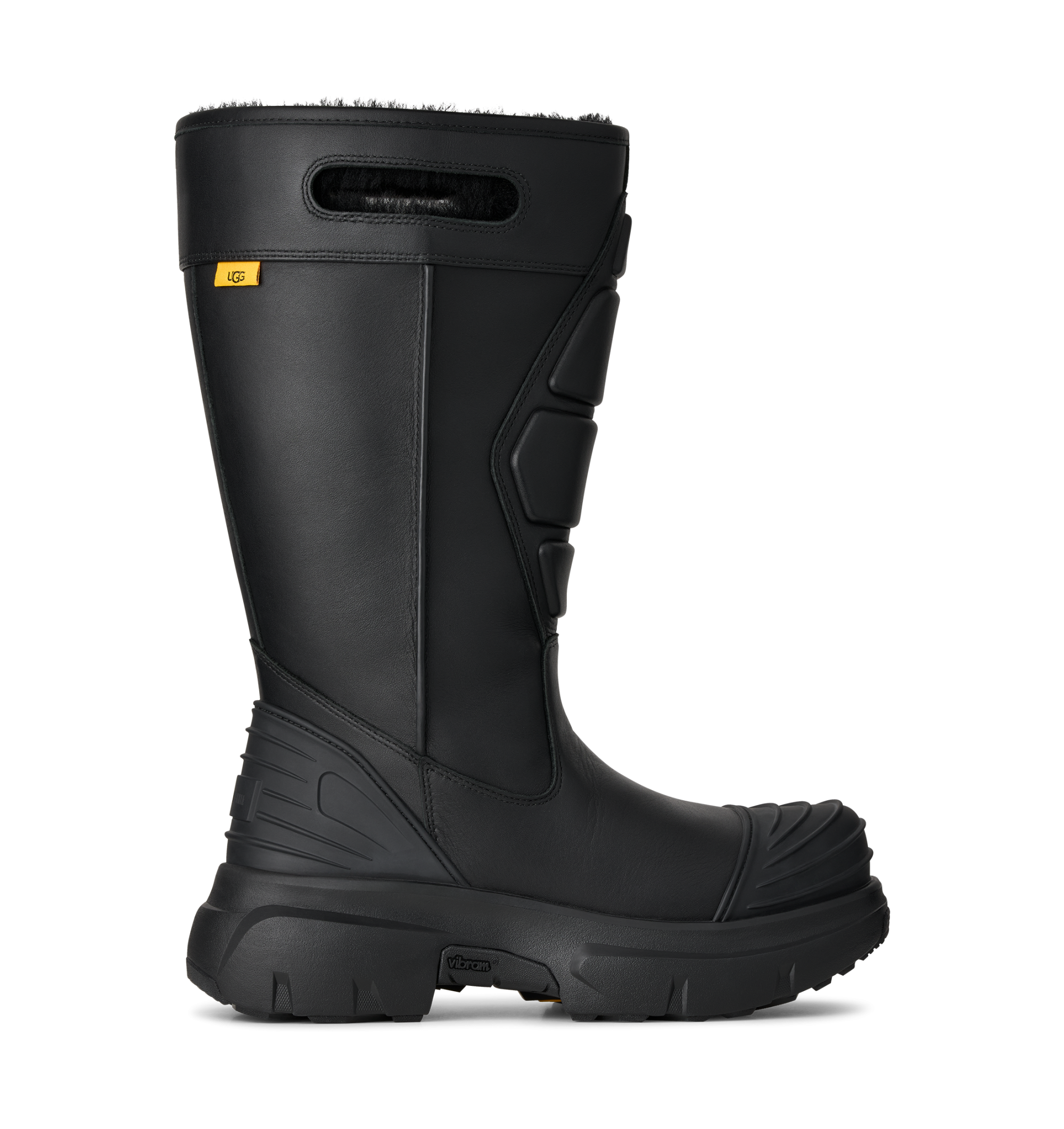 UGG wandelt sich mit Willy Chavarria Der Designer schreibt den Komfort der Marke neu – mit Nieten, metallischen Details und einer Rückkehr in die Neunziger | Image 631078