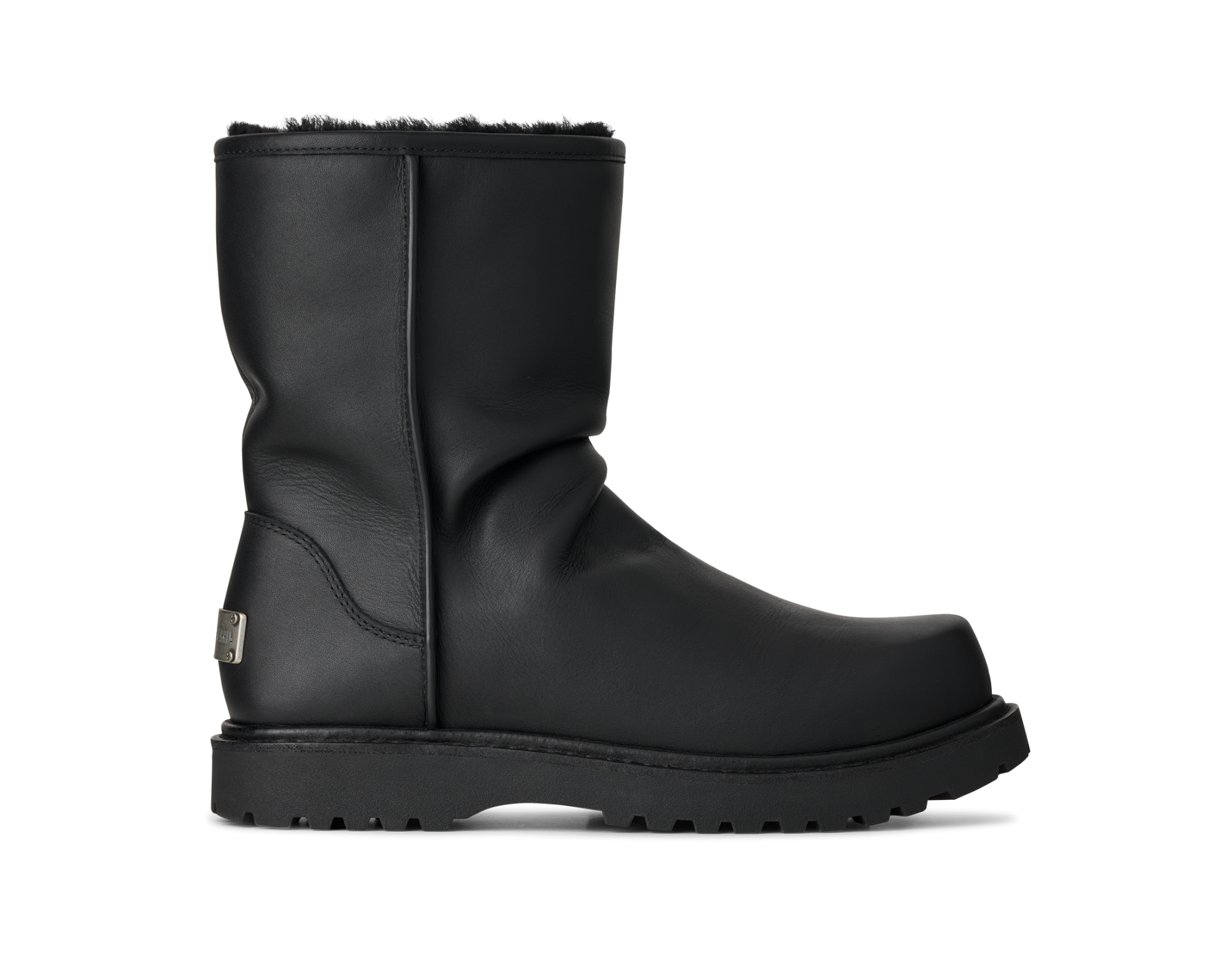 UGG wandelt sich mit Willy Chavarria Der Designer schreibt den Komfort der Marke neu – mit Nieten, metallischen Details und einer Rückkehr in die Neunziger | Image 631076