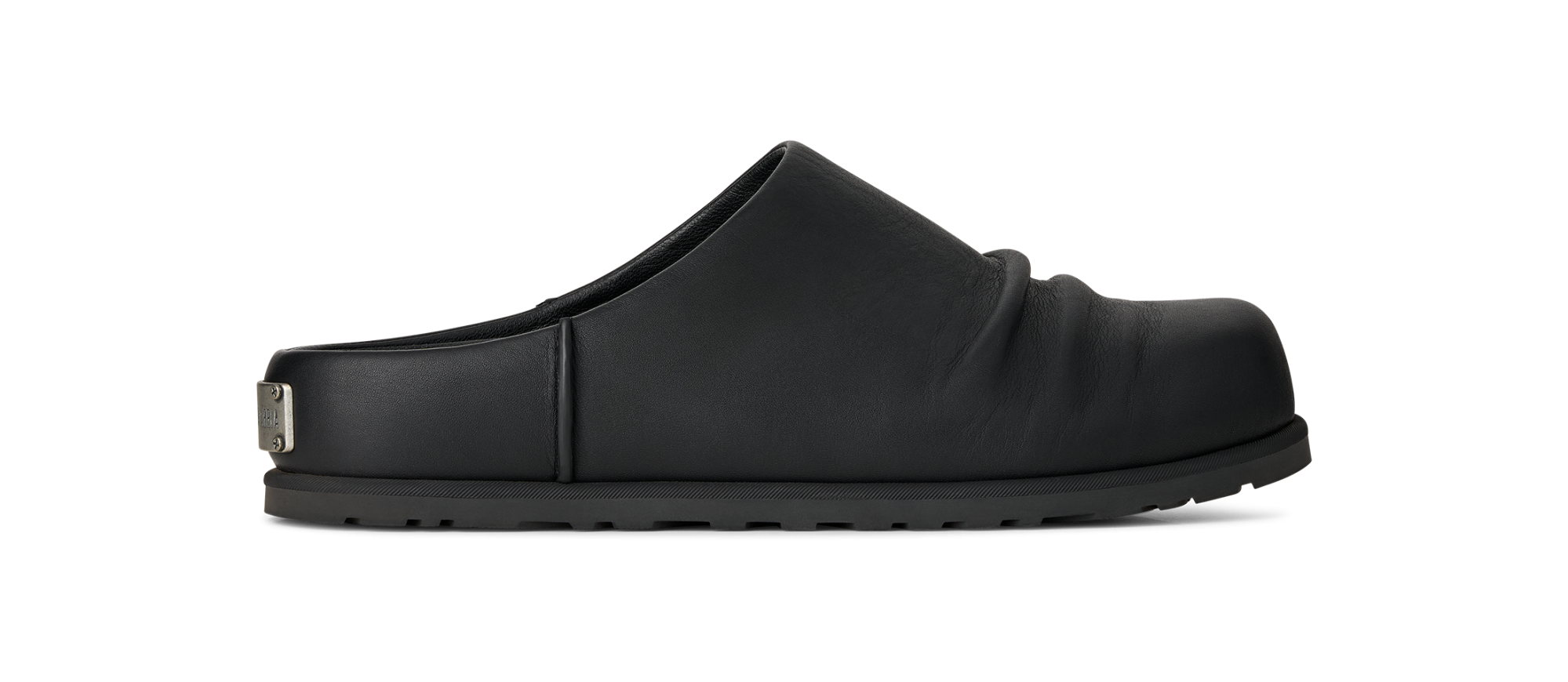UGG wandelt sich mit Willy Chavarria Der Designer schreibt den Komfort der Marke neu – mit Nieten, metallischen Details und einer Rückkehr in die Neunziger | Image 631074