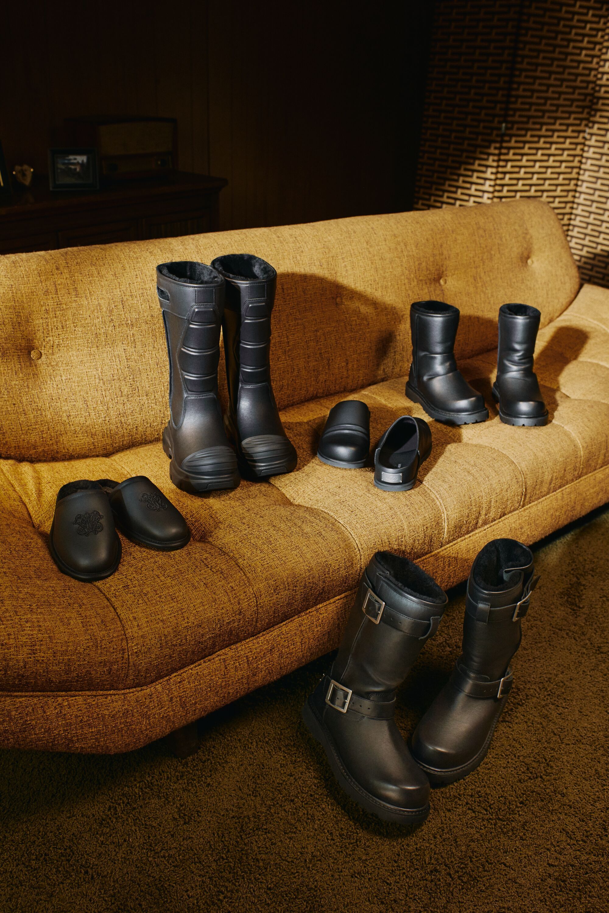 UGG wandelt sich mit Willy Chavarria Der Designer schreibt den Komfort der Marke neu – mit Nieten, metallischen Details und einer Rückkehr in die Neunziger | Image 631084
