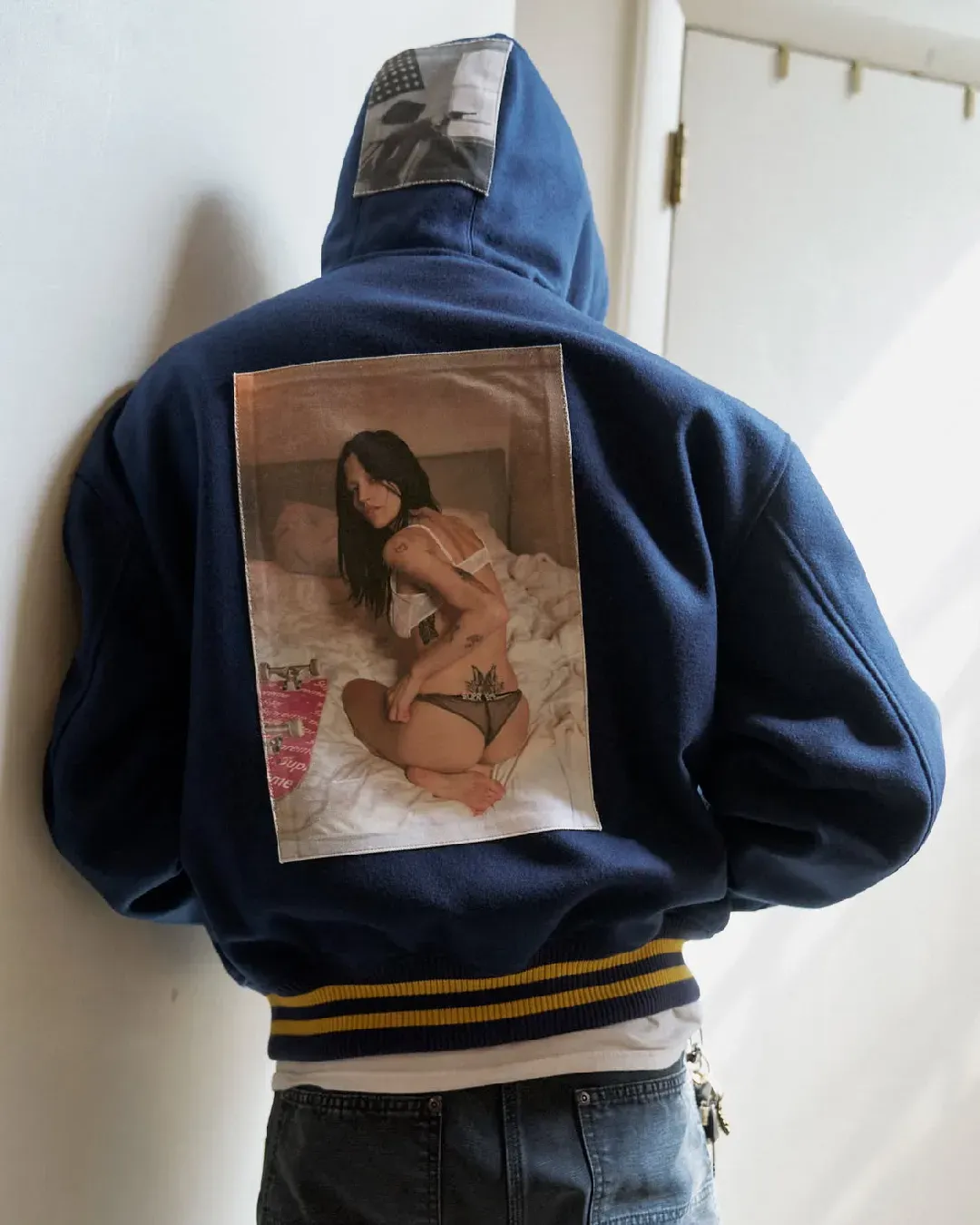 Larry Clark e Supreme svelano una nuova collaborazione  Che questa volta include una zine, una bean bag e una tavola da skate da collezione