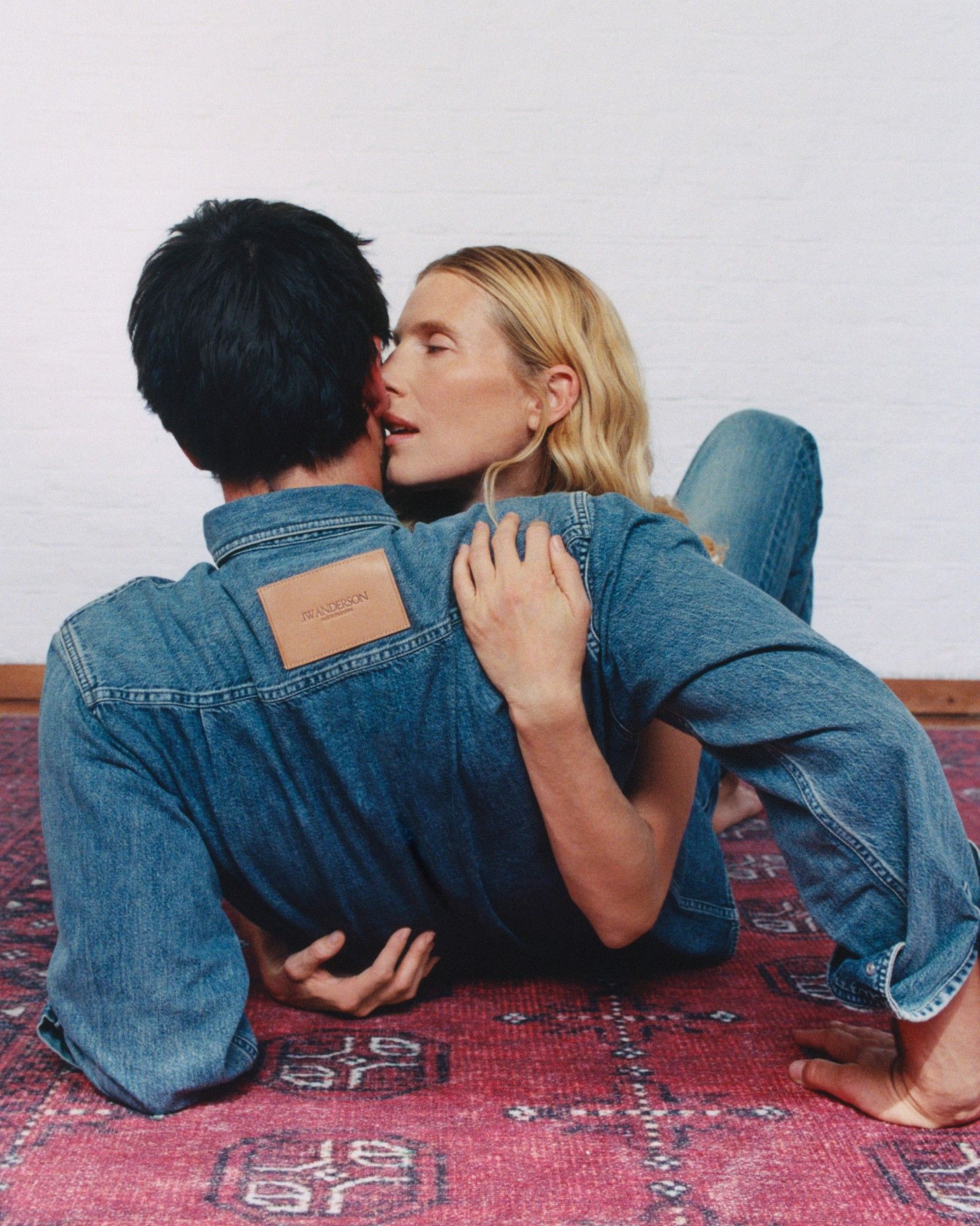 Die neue Kampagne von JW Anderson für die Twisted-Denim-Linie Mit dem echten Paar Dree Hemingway und Nick Delli Santi in den Hauptrollen