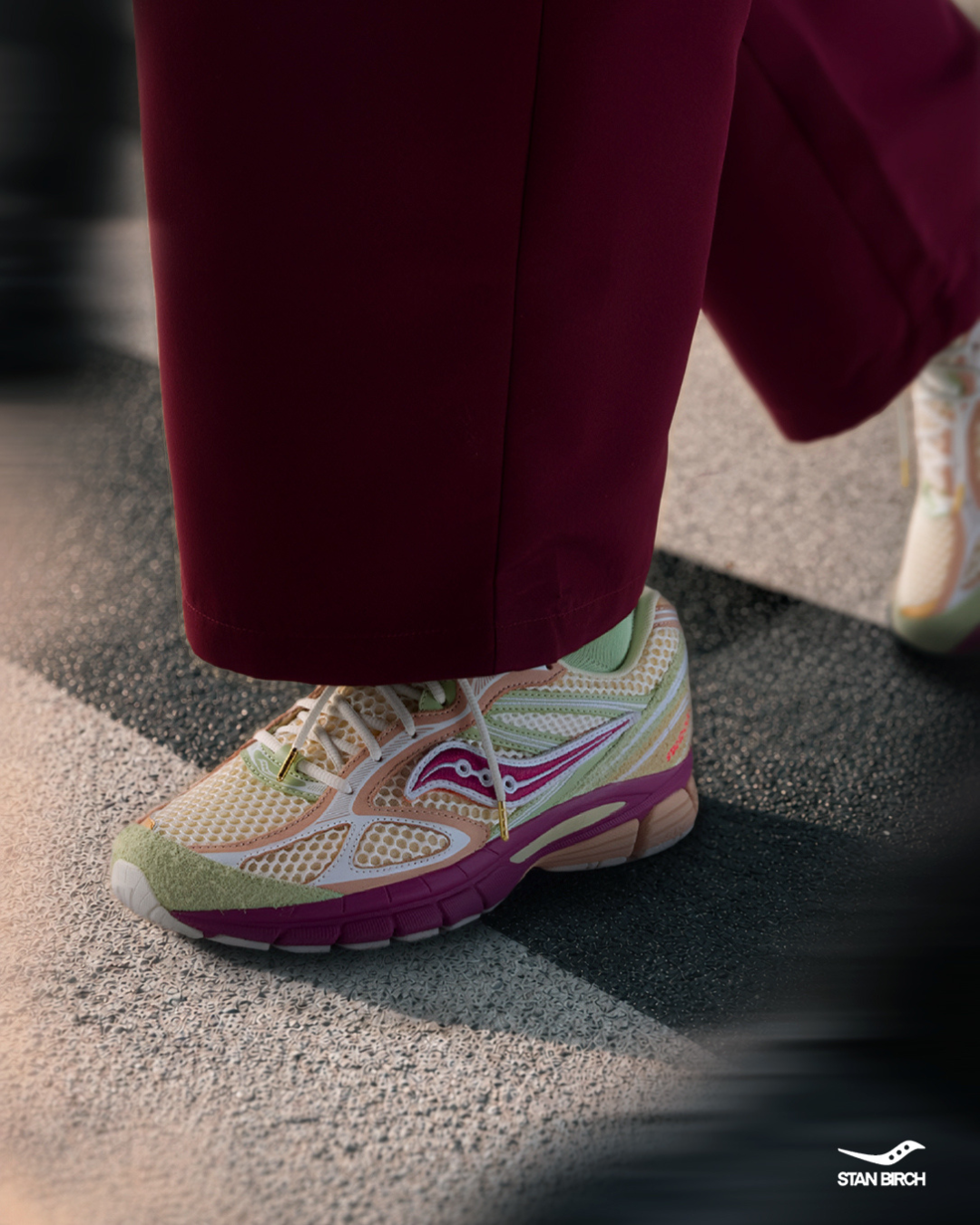 Saucony e Stan Birch reinventano la ProGrid Guide 7 Una silhouette con loghi removibili in velcro e lacci intercambiabili, sotto il mantra Stand Out