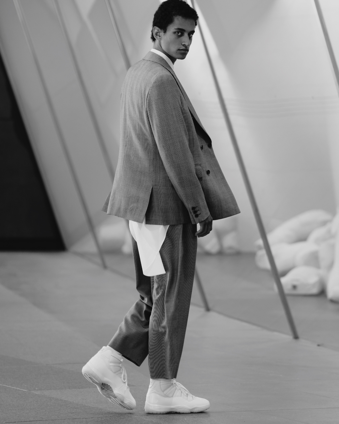 Der Air Jordan 11 wird von COMME des GARÇONS HOMME PLUS neu interpretiert Die Zusammenarbeit erscheint am 5. September in zwei Farbvarianten, Lackleder und einer in Tokio aufgenommenen Kampagne