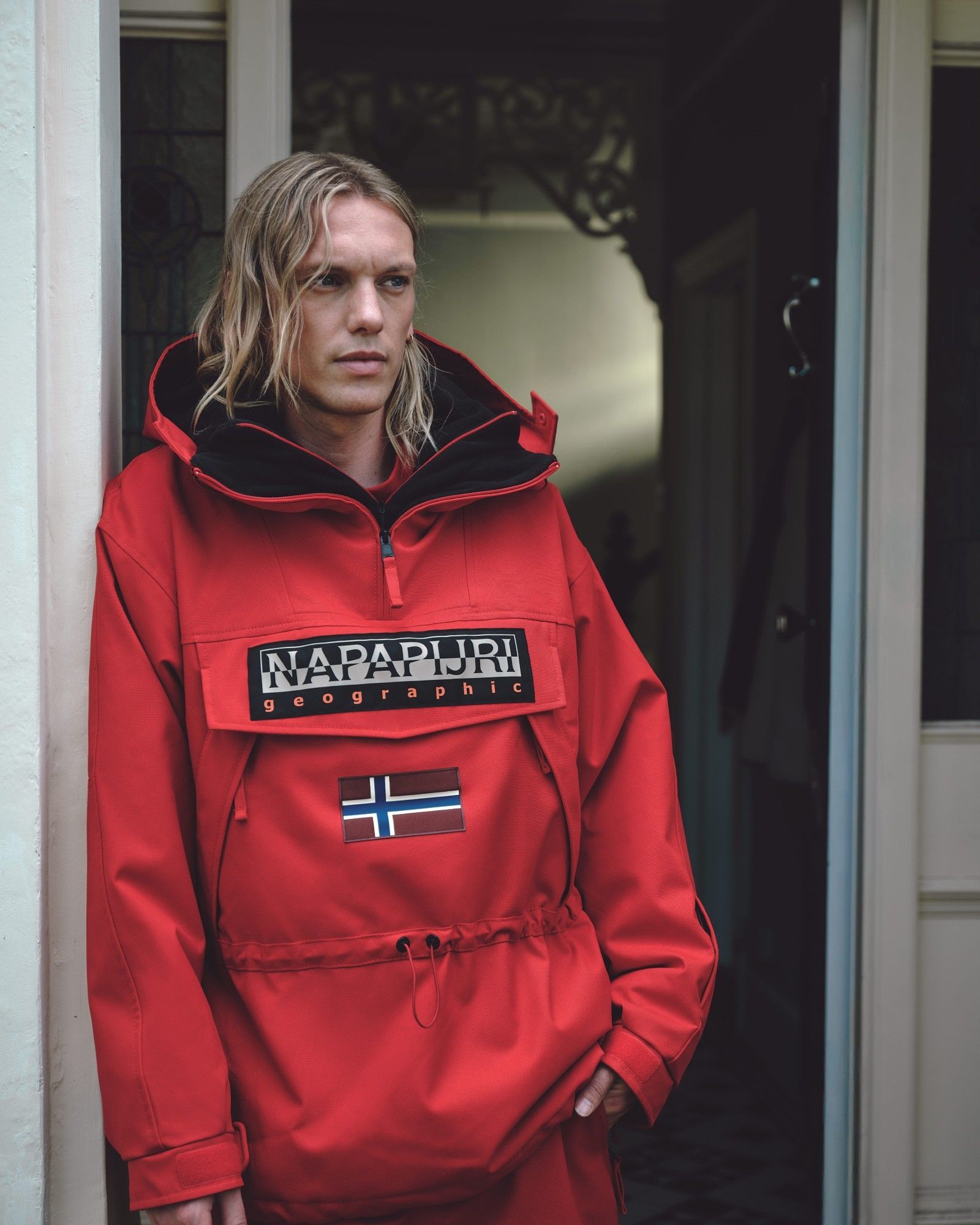 Napapijri presenta la campagna “Where Next?” Un viaggio verso destinazioni inaspettate con Jamie Campbell Bower