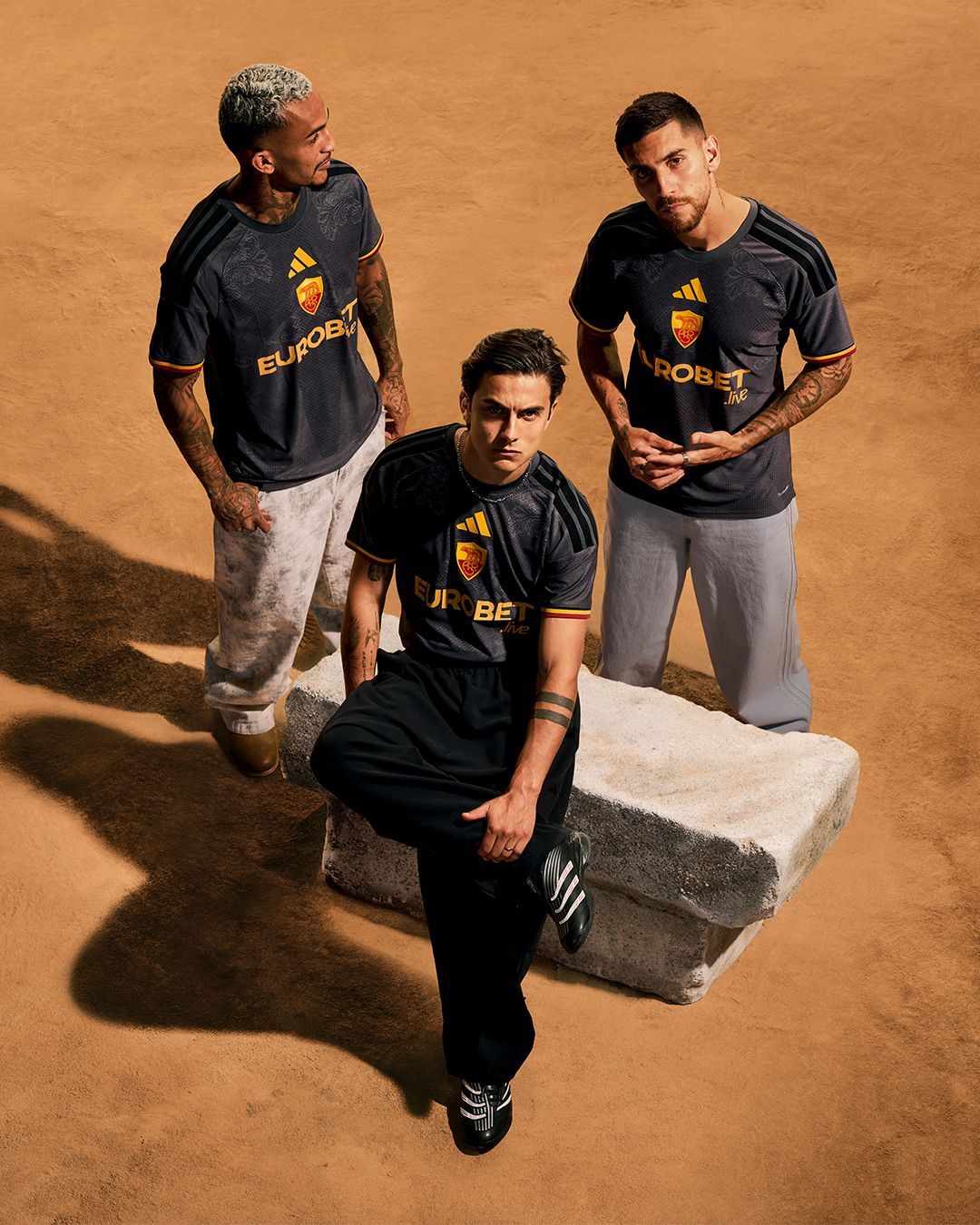 La nuova Third della Roma celebra lealtà e unità Una maglia grigio scuro ispirata alla Fides