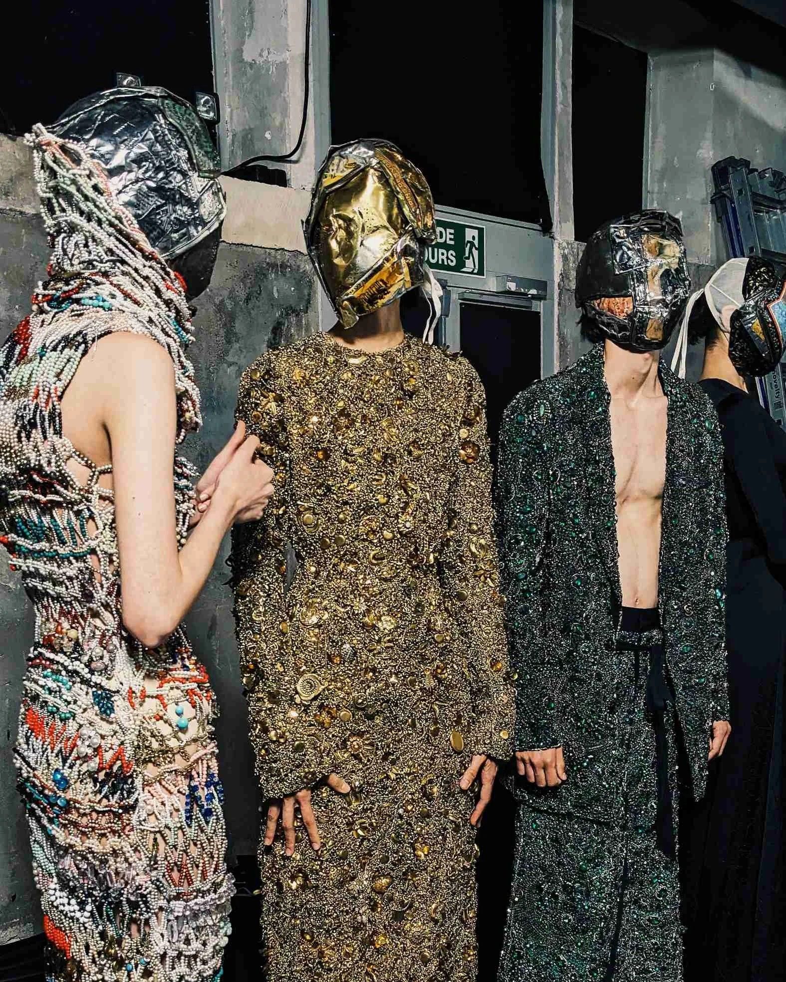 Maison Margiela fait enfin un film sur son plus grand mystère « Anonymity », réalisé par Thibaut Grevet et porté par Rebecca Hall, fera ses débuts le 9 septembre 2026
