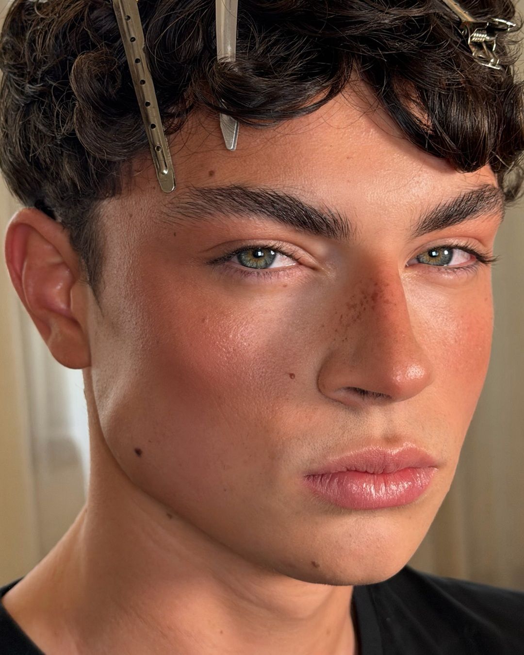 Todos queremos transformar-nos num Aussie Boy O look de maquilhagem masculina que prova que um bronzeado pode ter um poder sério e duradouro