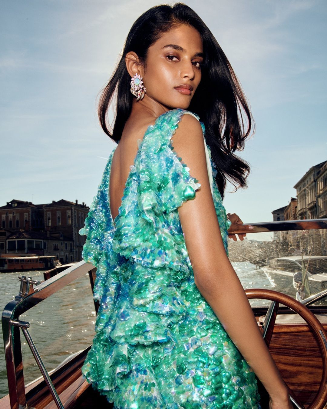 Os melhores looks de beleza do Festival de Veneza 2026 Com bobs geométricos, pele brilhante, pãezinhos bem puxados para trás, lábios vermelhos e uma nova perspetiva da beleza natural, o cenário de beleza do Lido dá o tom para as tendências de outono