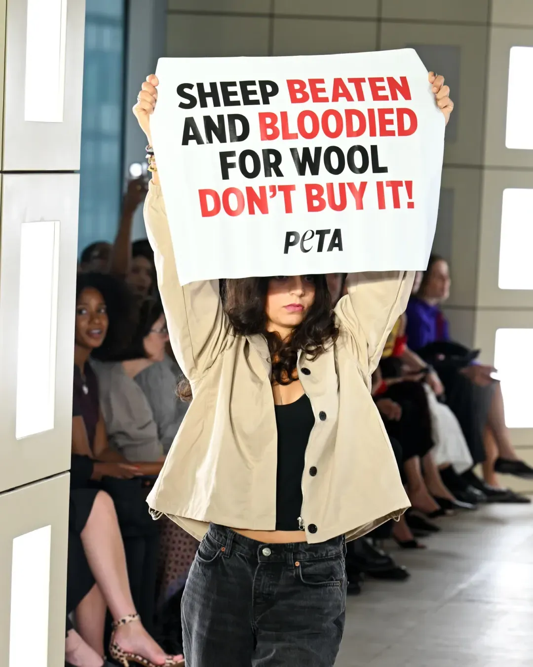 O mais recente protesto da PETA na Semana da Moda foi mais caótico do que o habitual No desfile da COS em Nova Iorque, manifestantes entraram em confronto com o presidente da CFDA, Steven Kolb