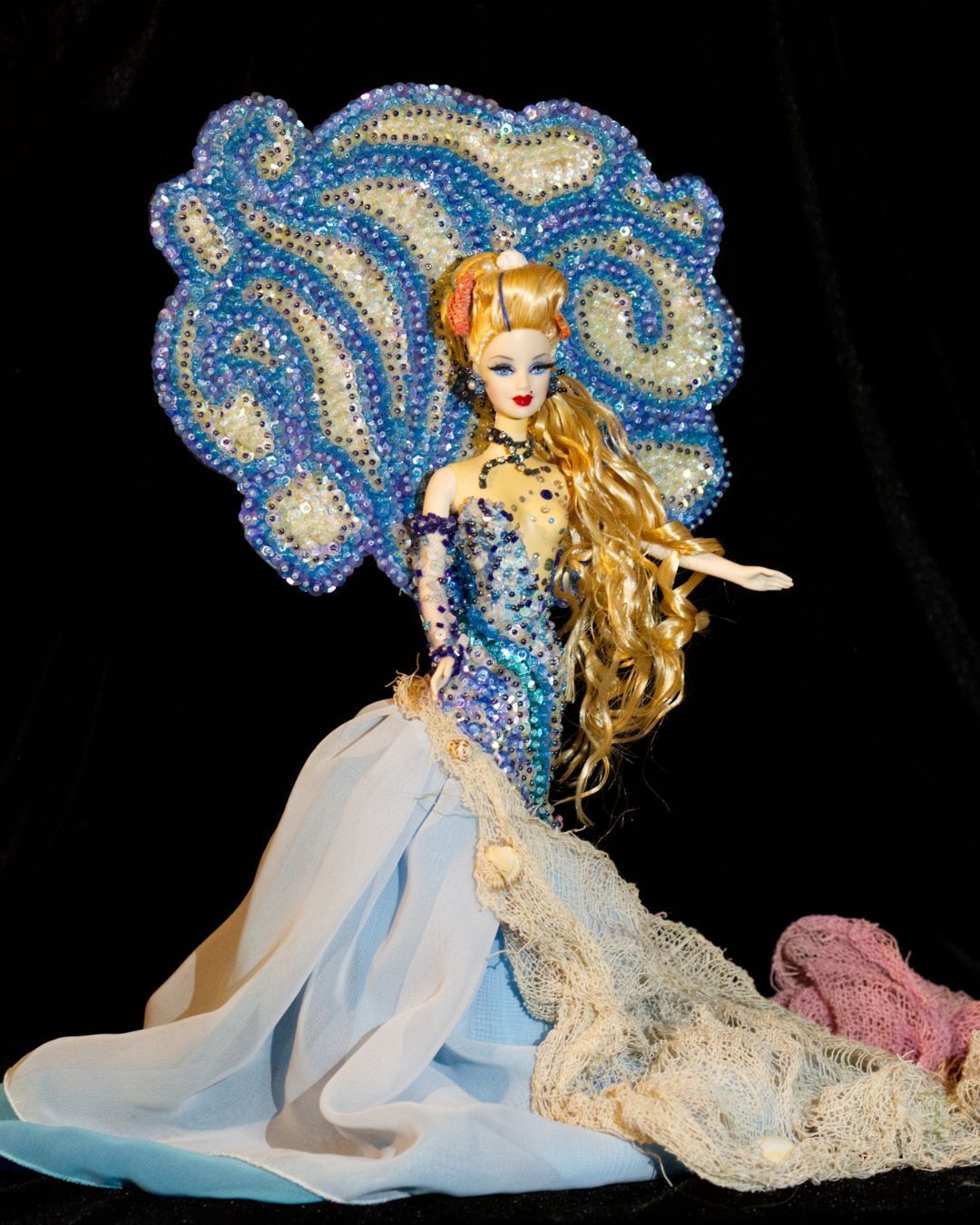 Barbie Couture: a Bologna la mostra che trasforma la fashion doll in icona d'alta moda Per raccontare la bambola più famosa al mondo tra arte, stile e cultura pop