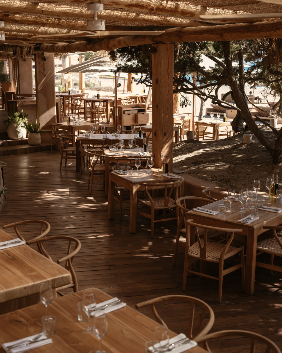 El Chiringuito celebra la vita lenta a Es Cavallet Il beach club dove l'ospite è al centro, tra menu mediterraneo e pomeriggi trascorsi sulla sabbia