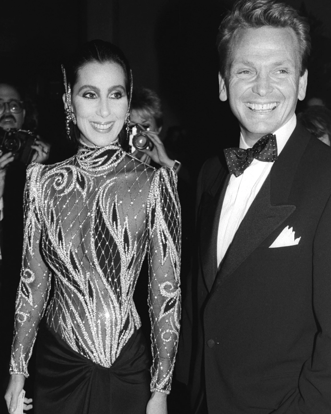 Bob Mackie non vestiva le star, le creava Dal vestito di Marilyn Monroe per Kennedy all’abito trasparente di Cher, tutte le creazioni più iconiche dello stilista americano