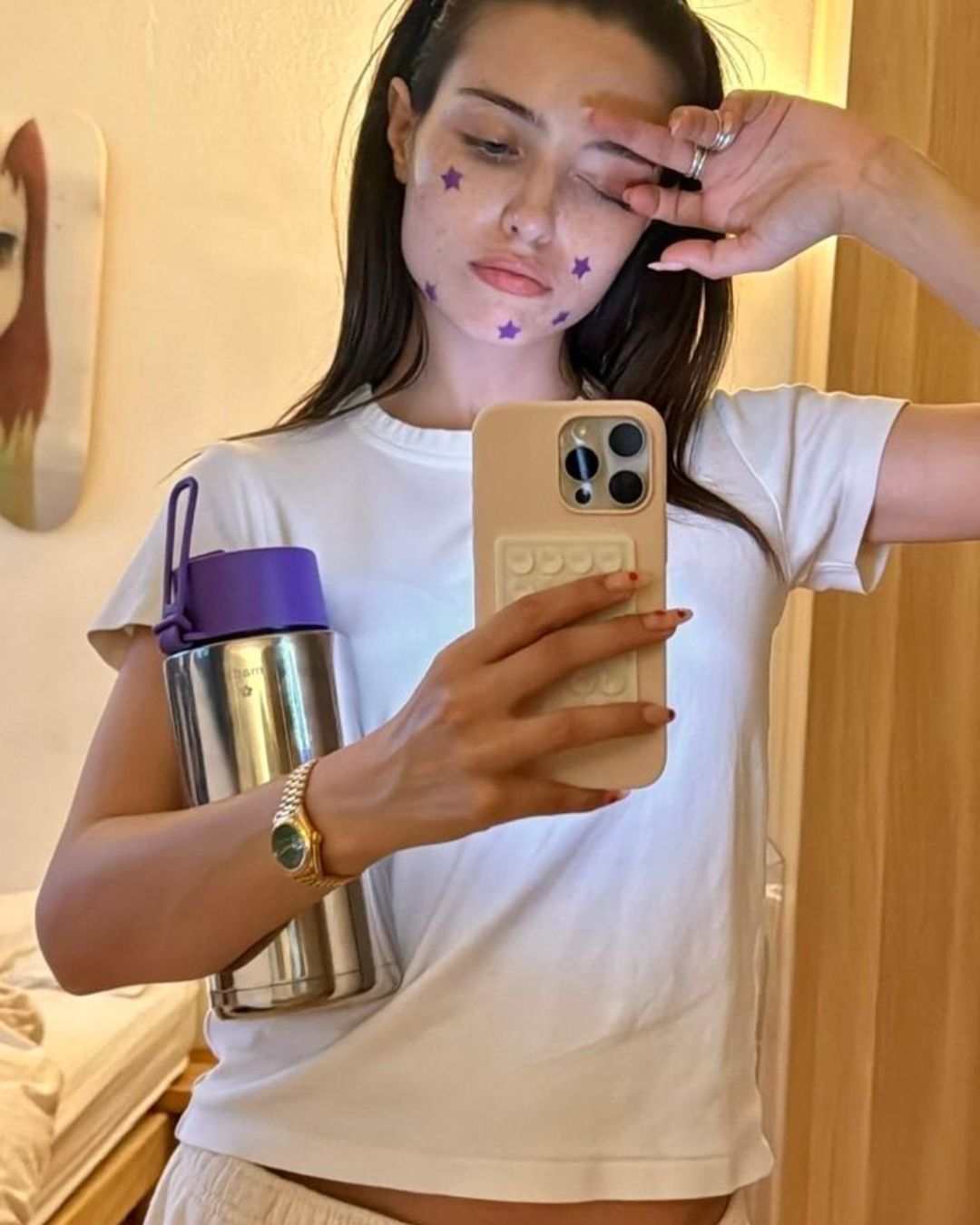 Sei motivi per cui (forse) ti risvegli con degli sfoghi in faccia Il giorno prima una pelle che farebbe invidia a Hailey Bieber, il giorno dopo panico totale, perché?