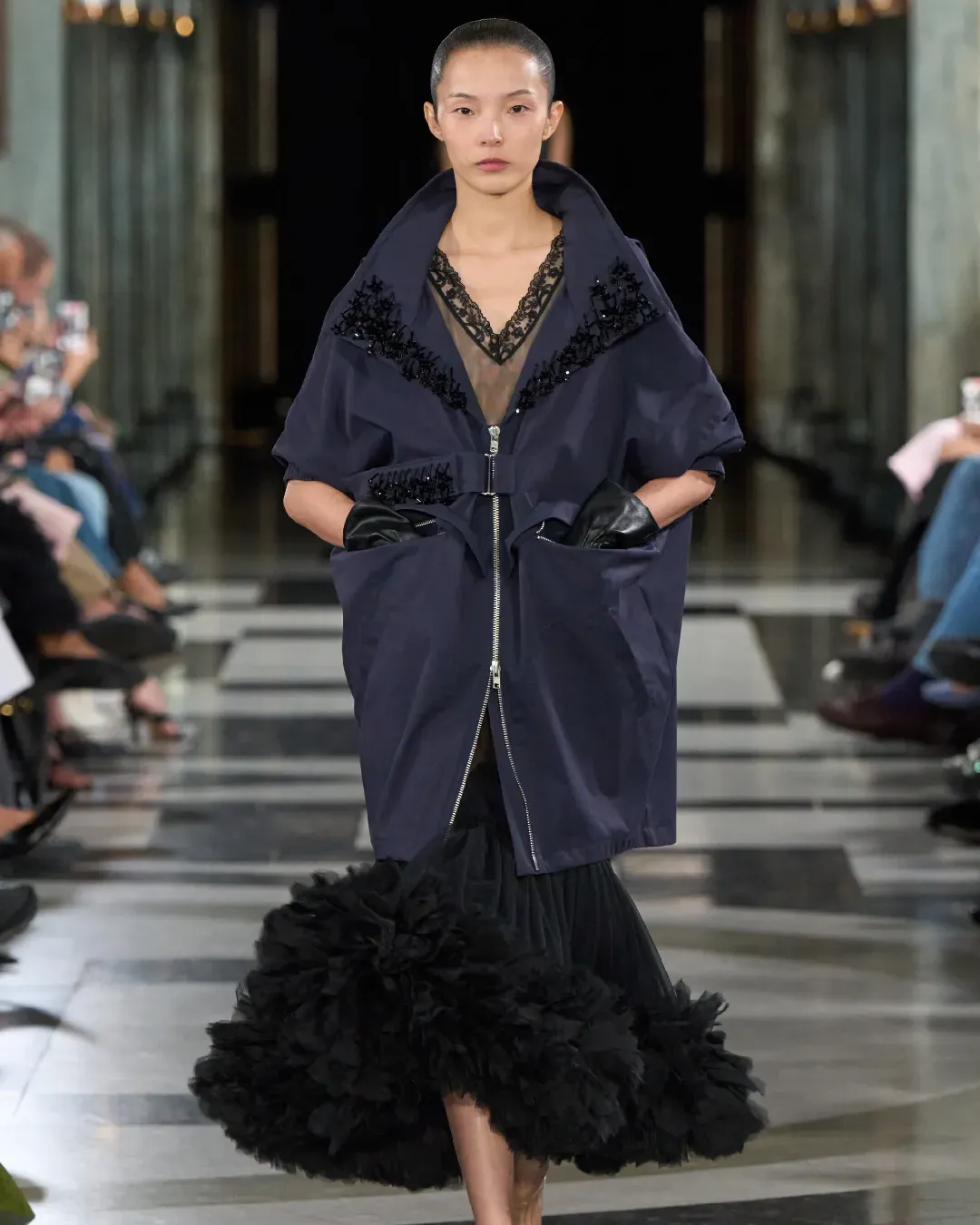 Il barocco e il surreale si intrecciano alla SS27 di Simone Rocha Ispirandosi a Caravaggio, la designer irlandese torna a Londra per affermare una nuova visione iperfemminile