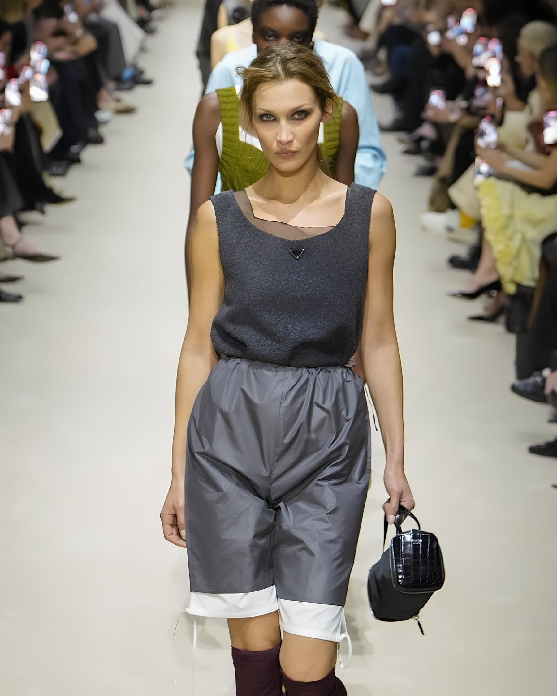 5 Dinge, die Sie von der Mailänder Modewoche SS27 für Damen erwarten können Diese Fashion Week wird in Mailand viel Lärm machen, hoffentlich aus den richtigen Gründen