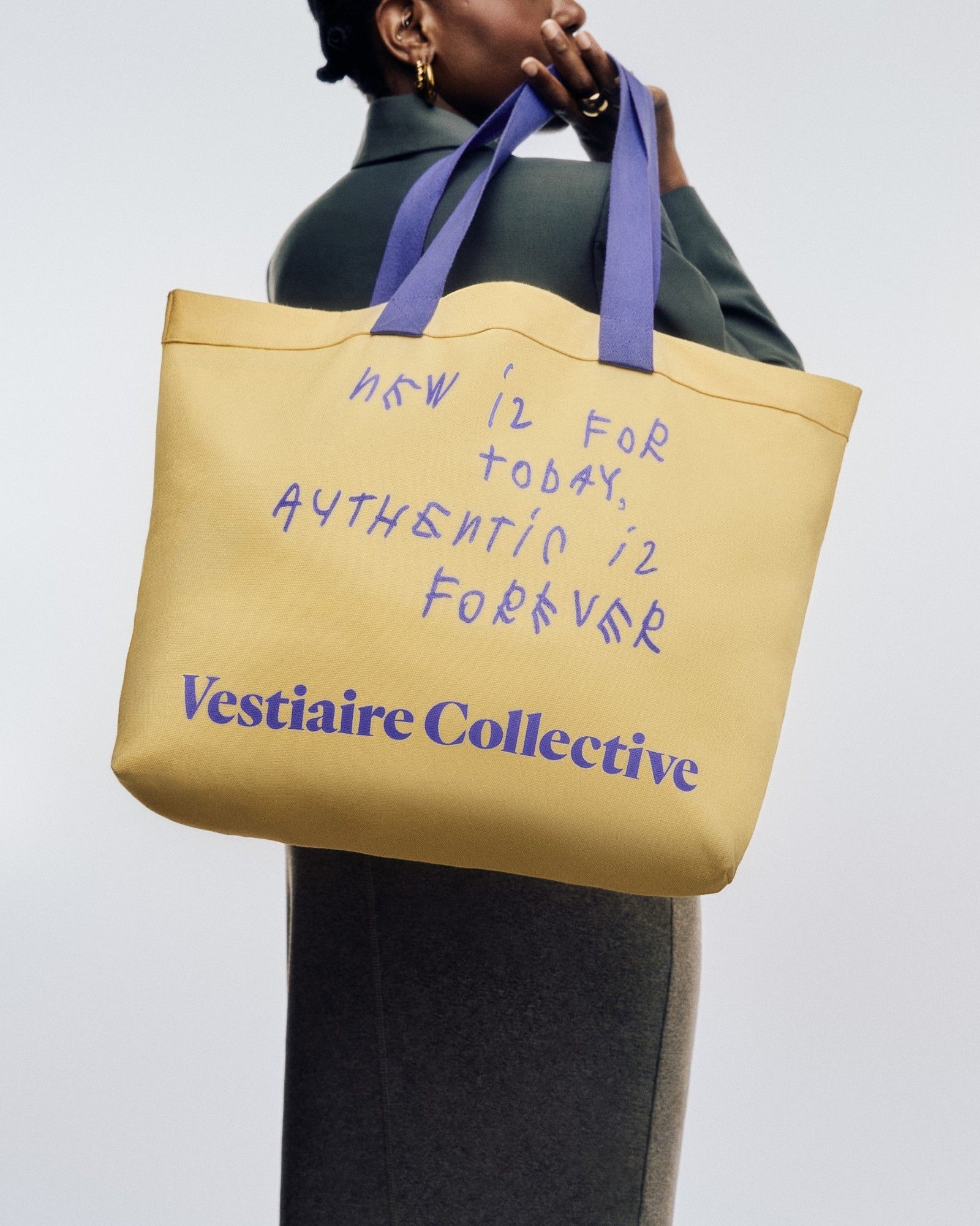 Per il fashion month, Vestiaire Collective lancerà una caccia al tesoro a Milano e Parigi In palio, dodici borse di lusso firmate Dior, Gucci e Fendi insieme a una tote bag realizzata da Coco Capitán