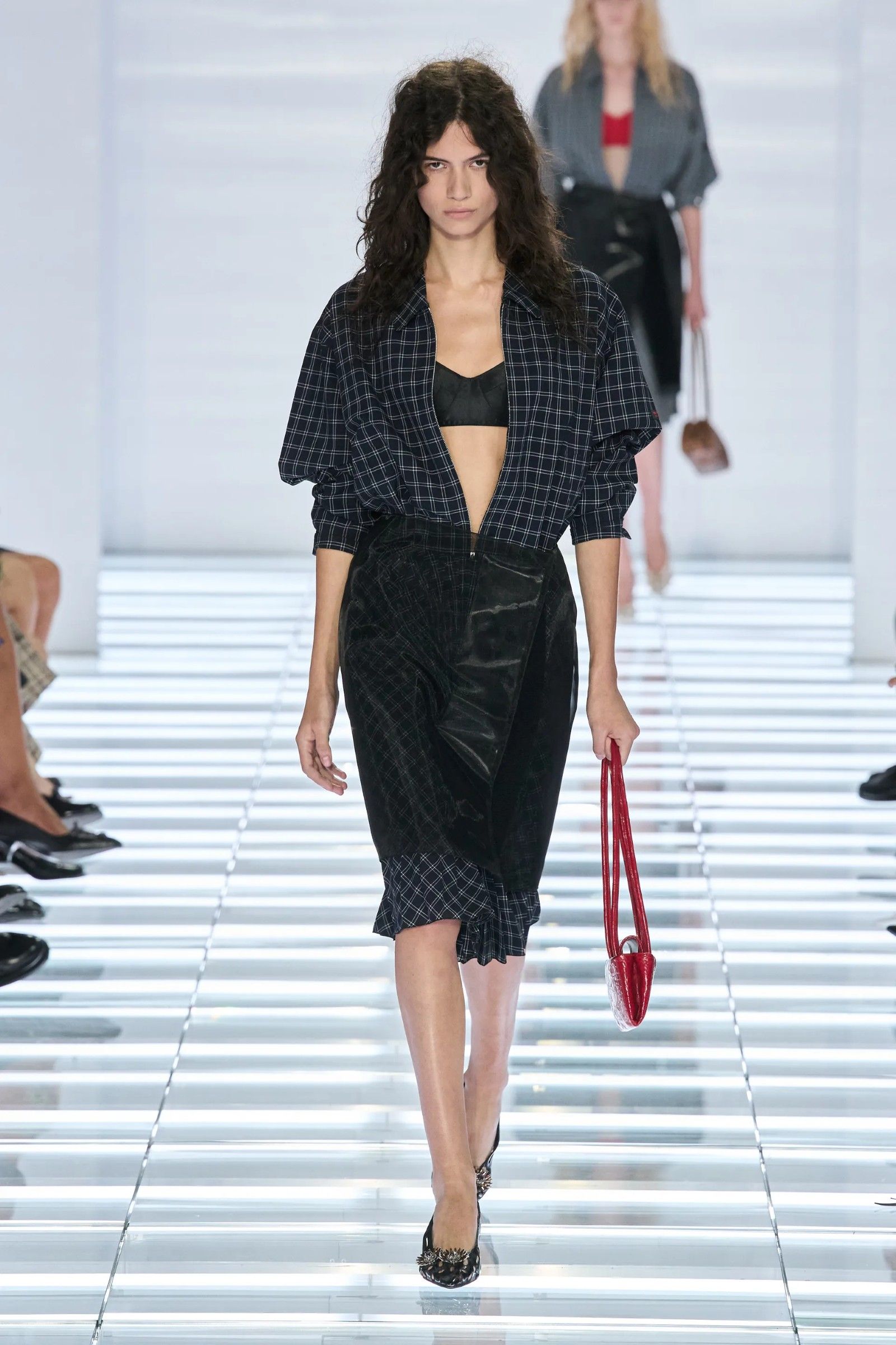 The post-modern skirts of Prada's SS27 collection Creating fashion for a world that no longer exists | Image 633505