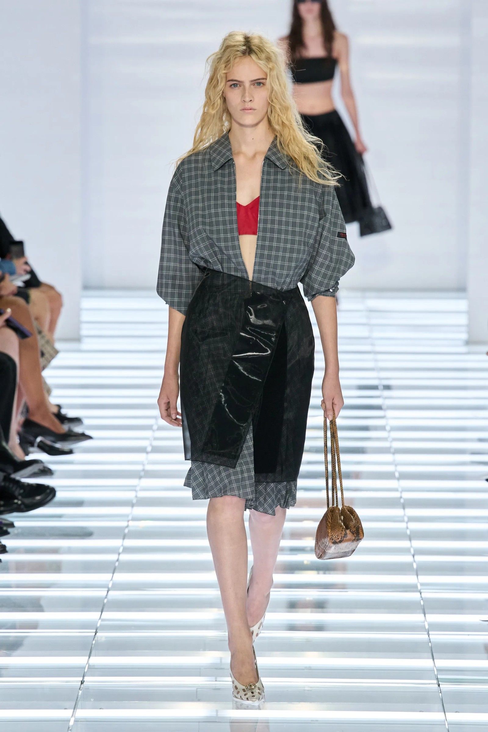 The post-modern skirts of Prada's SS27 collection Creating fashion for a world that no longer exists | Image 633504