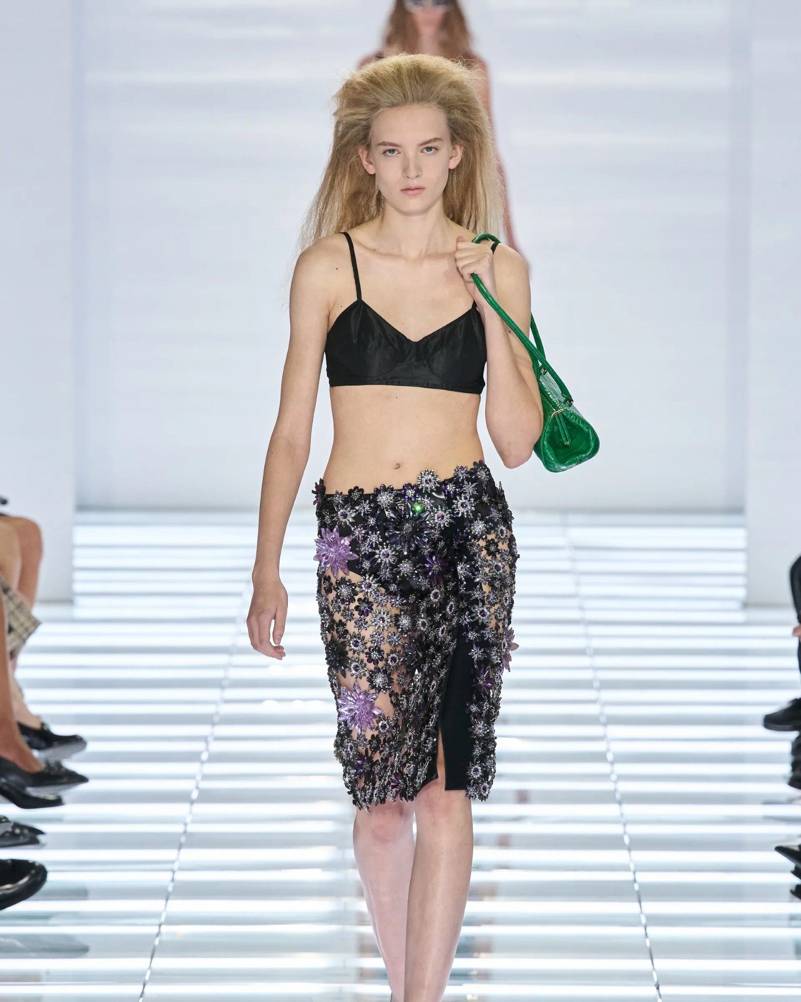 Le gonne post-moderne della SS27 di Prada Creare moda per un mondo che non c’è più