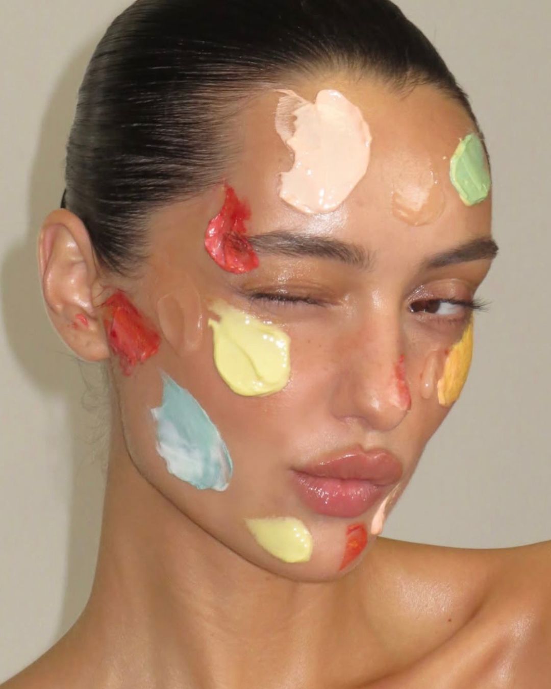 La skincare si compra anche con il tatto: le texture beauty del momento Quando la consistenza di un prodotto diventa più importante del prodotto stesso