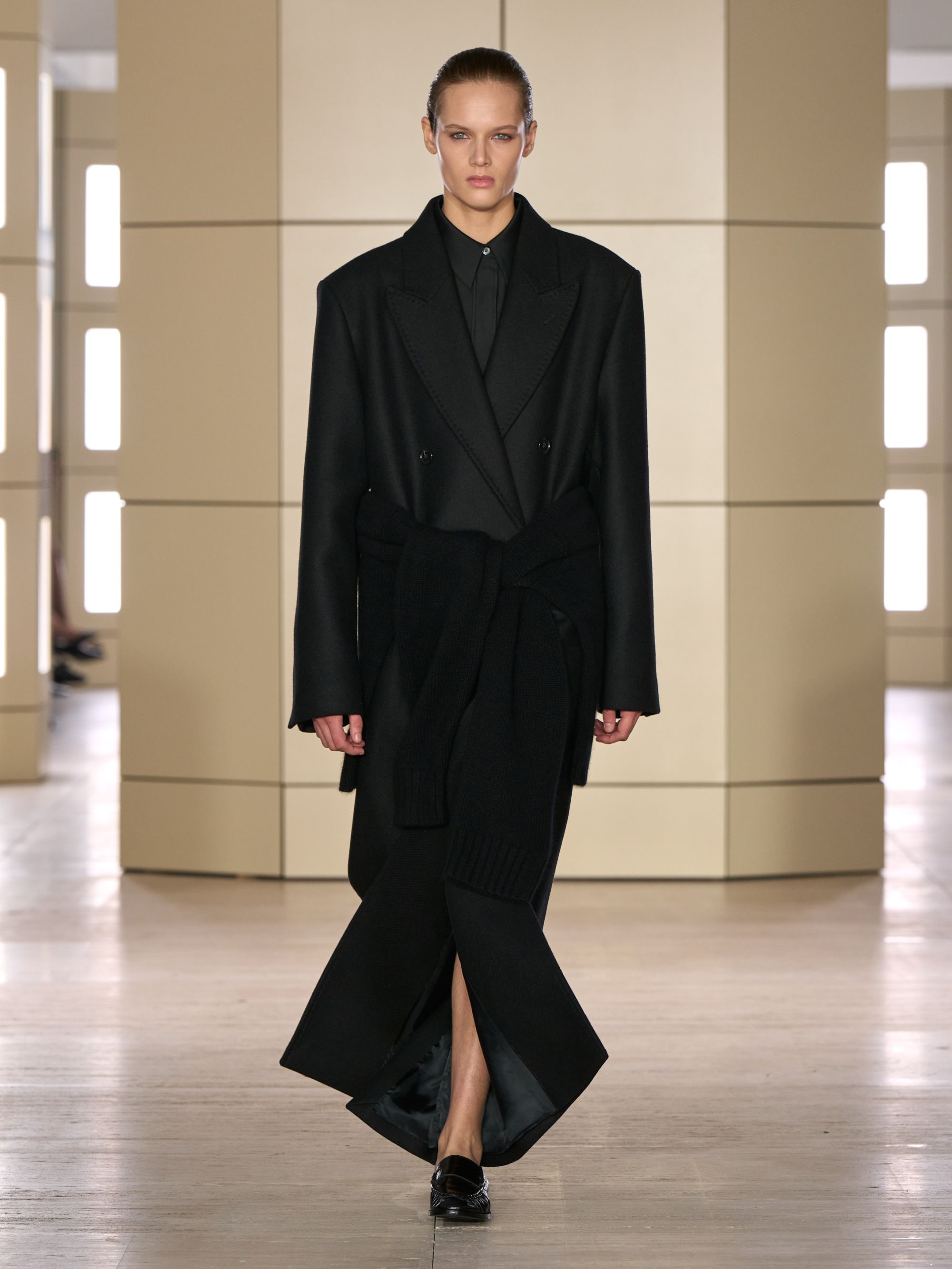 COS porta gli anni venti alla New York Fashion Week Con 47 look tra tailoring, cashmere, pelle e richiami agli anni Venti | Image 633632