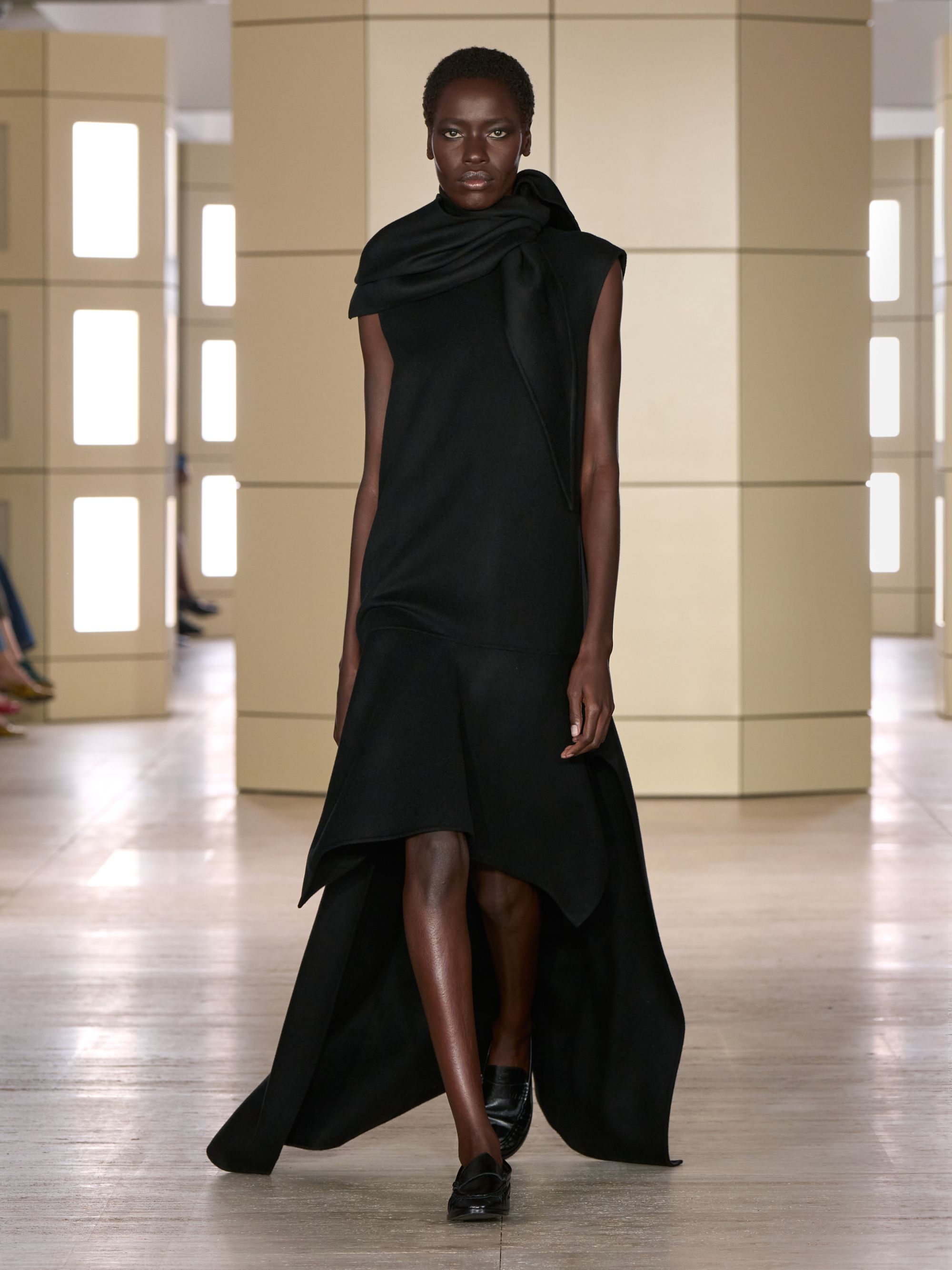 COS porta gli anni venti alla New York Fashion Week Con 47 look tra tailoring, cashmere, pelle e richiami agli anni Venti | Image 633630