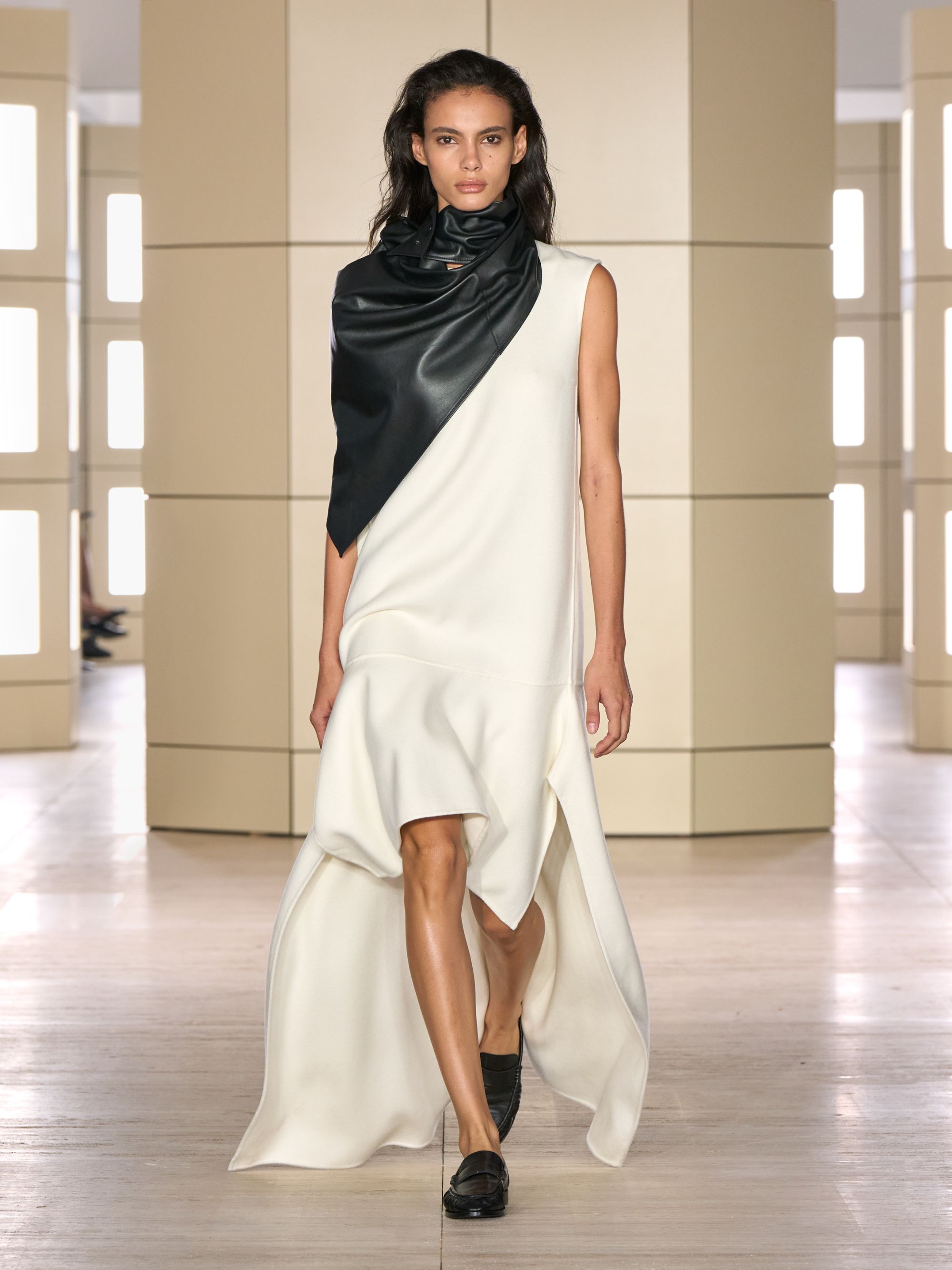 COS porta gli anni venti alla New York Fashion Week Con 47 look tra tailoring, cashmere, pelle e richiami agli anni Venti | Image 633628