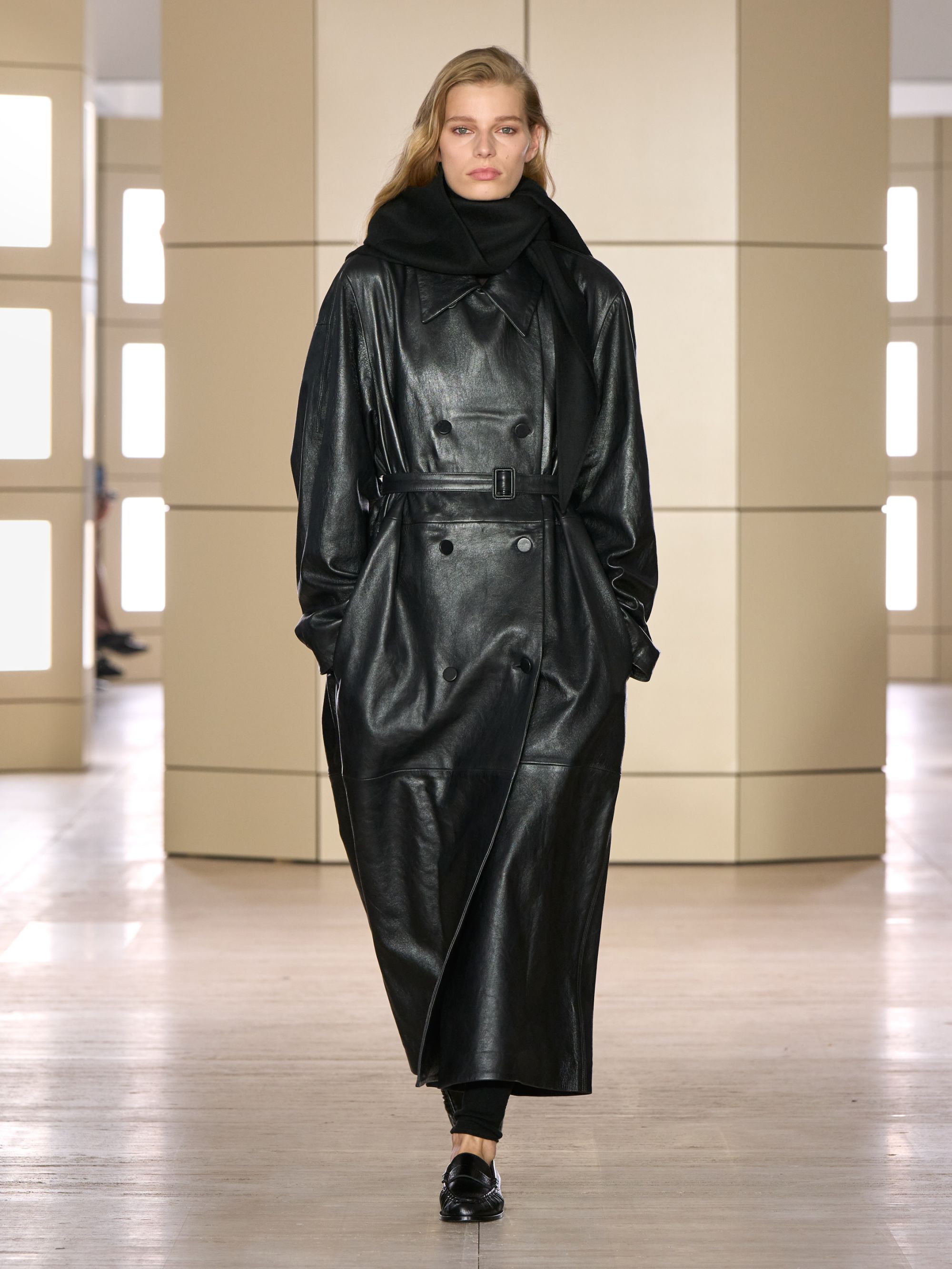 COS porta gli anni venti alla New York Fashion Week Con 47 look tra tailoring, cashmere, pelle e richiami agli anni Venti | Image 633626